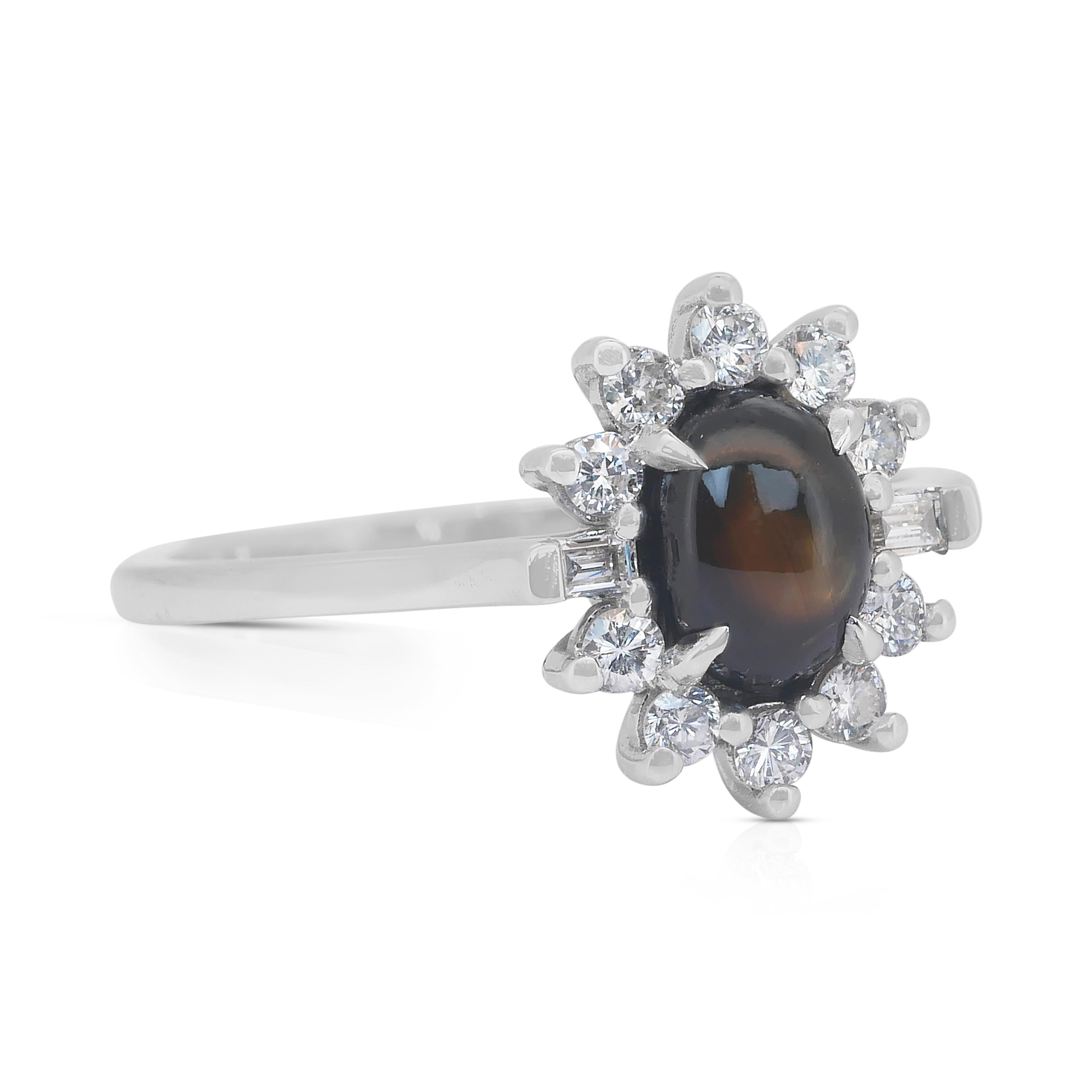 Eleganza di uno zaffiro a stella da 1,58 carati e di un anello a raggiera con diamanti in oro bianco 14k - Certificato IGI

Questo anello aureola in oro bianco 14K è un vero e proprio pezzo da collezione che mette in mostra un affascinante zaffiro