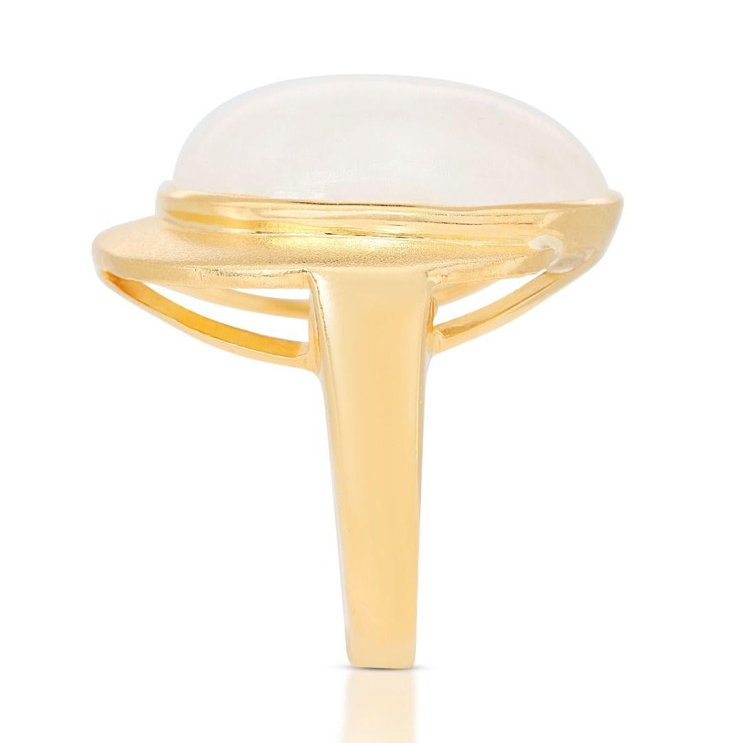 Women's Elegant 16.28ct Moonstone Ring set in 18K Yellow Gold For Sale