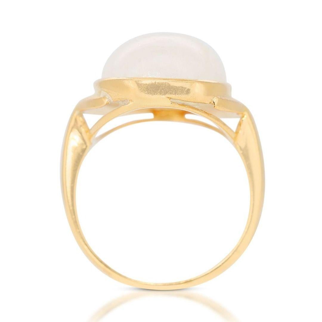 Elegant 16.28ct Moonstone Ring set in 18K Yellow Gold For Sale 1