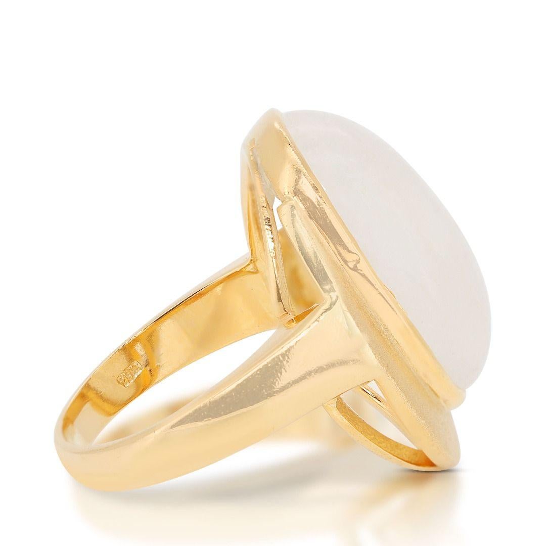 Elegant 16.28ct Moonstone Ring set in 18K Yellow Gold For Sale 2