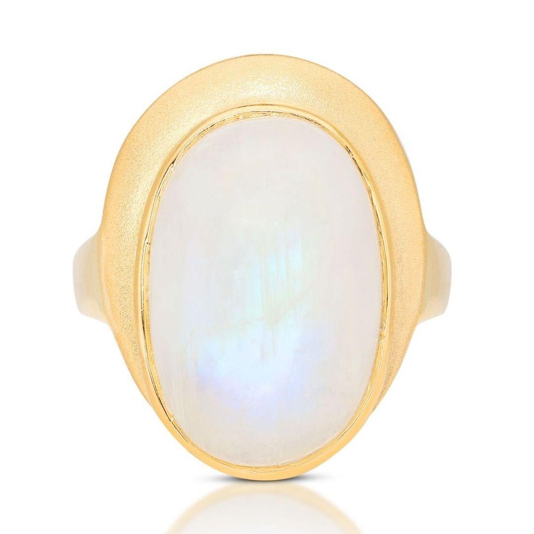 Elegant 16.28ct Moonstone Ring set in 18K Yellow Gold For Sale