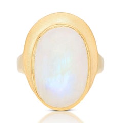 Elegant 16.28ct Moonstone Ring set in 18K Yellow Gold