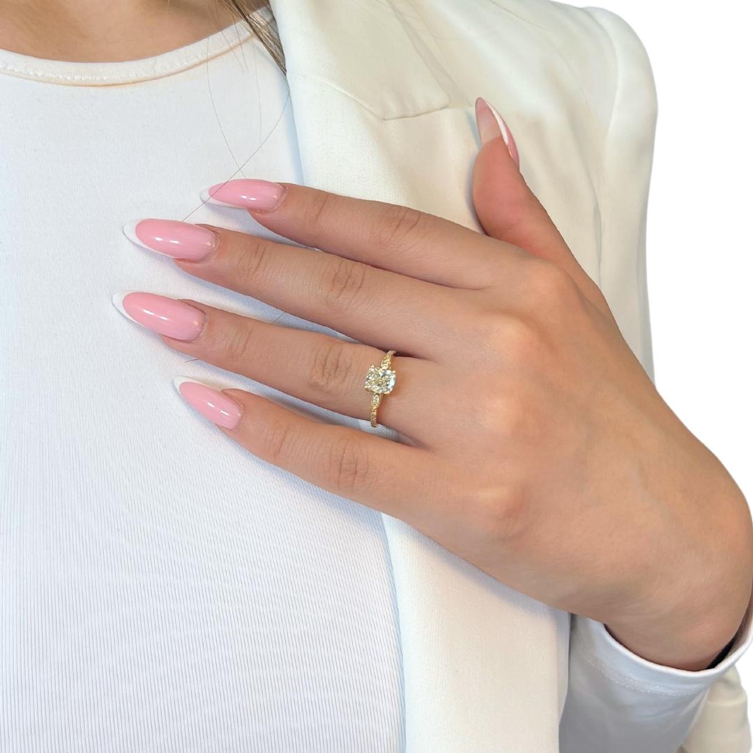 Élégante bague pavée de diamants 1,63 carat en or jaune 18 carats, certifiée IGI

Offrez-vous une sophistication intemporelle avec cette exquise bague pavée de diamants de 1,63 carat, réalisée en luxueux or jaune 18 carats. La pièce centrale est