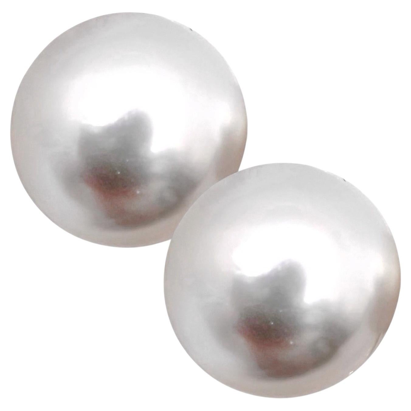 Elegantes pendientes de perlas cultivadas del Mar del Sur de 16,5 mm con cierres Omega de oro blanco de 18 quilates
