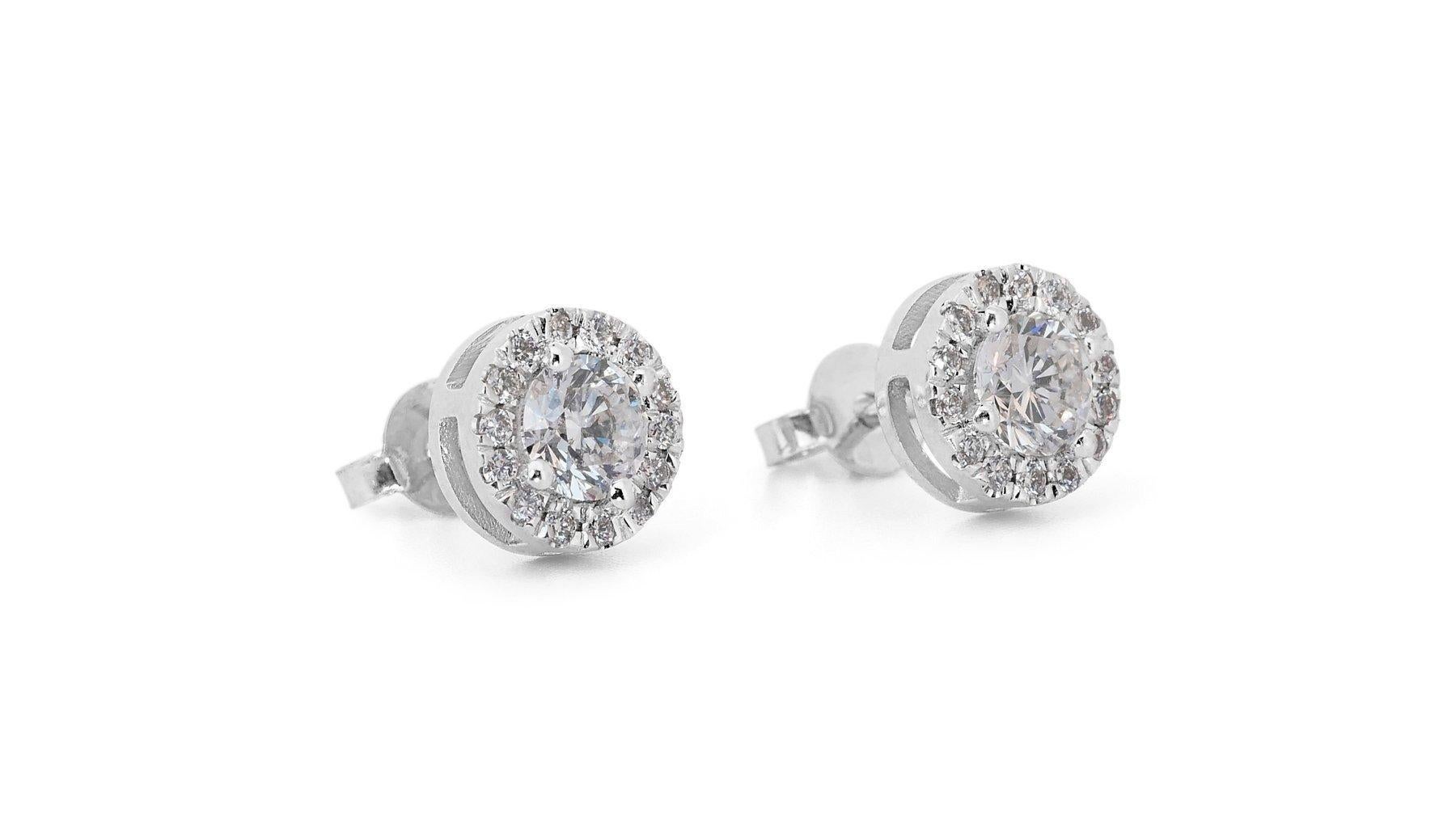 Elegant 1.68ct Diamond Halo Stud Earrings in 18k White Gold - GIA Certified In New Condition For Sale In רמת גן, IL
