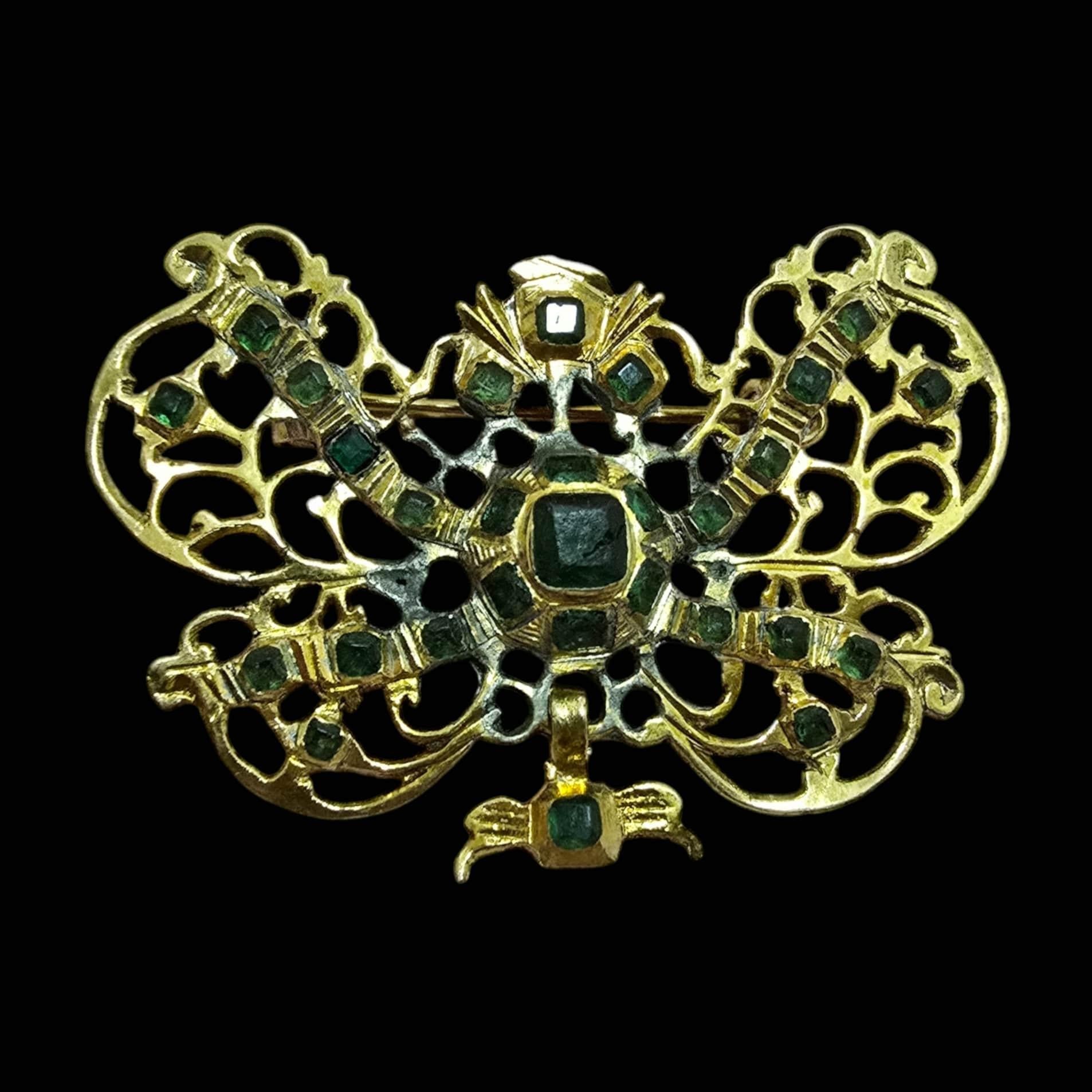 Elegant 17th-Century Spanish Brooch in Gilt Metal For Sale 5