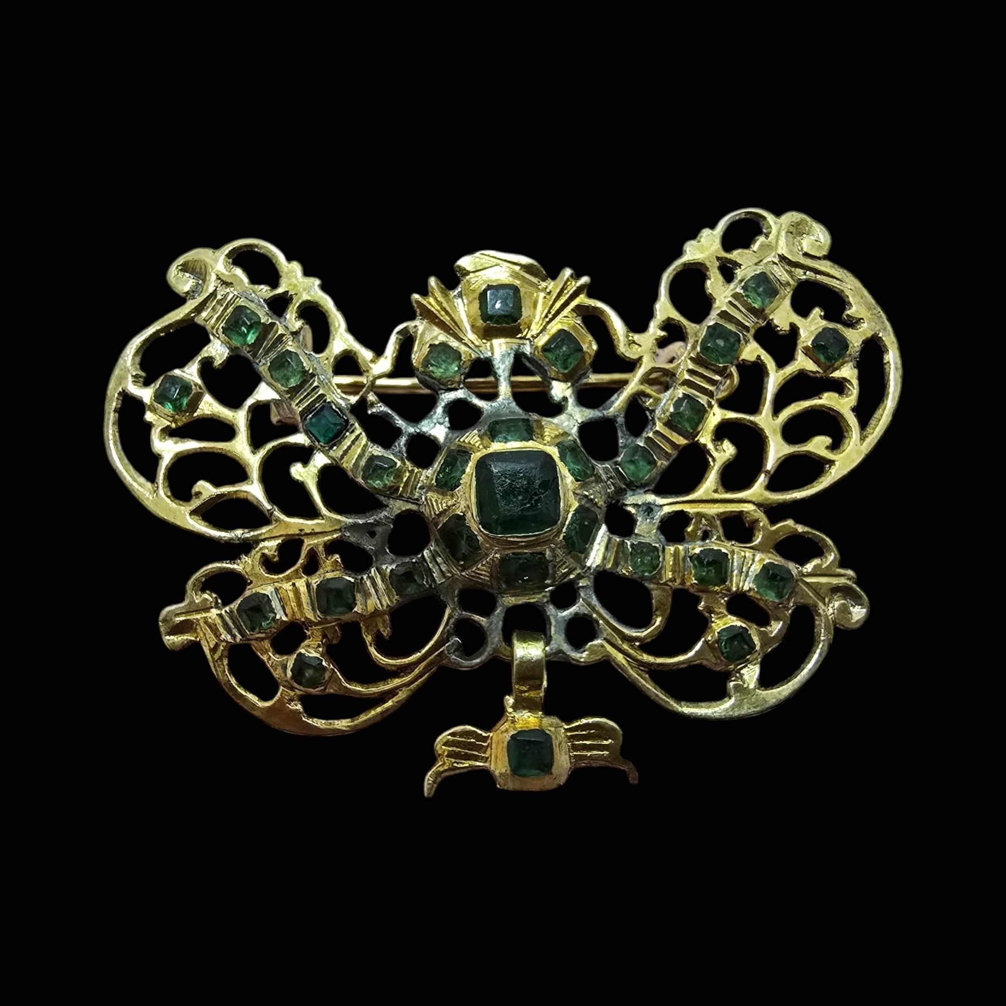 This elegant Spanish brooch from the 17th century is crafted in gilt metal, showcasing the exquisite craftsmanship and refined style of the era. Its intricate design and timeless beauty make it a remarkable piece of jewelry, well-preserved through