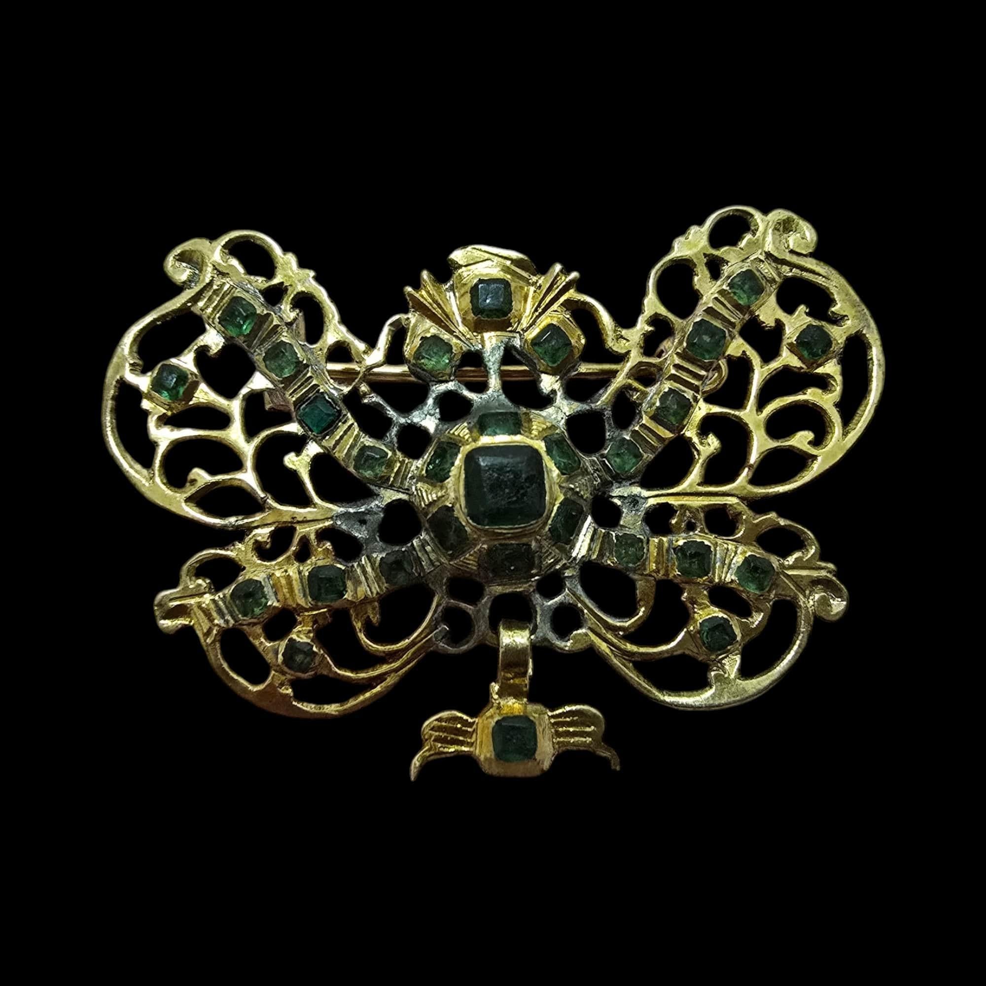 Elegant 17th-Century Spanish Brooch in Gilt Metal In Good Condition For Sale In Madrid, ES