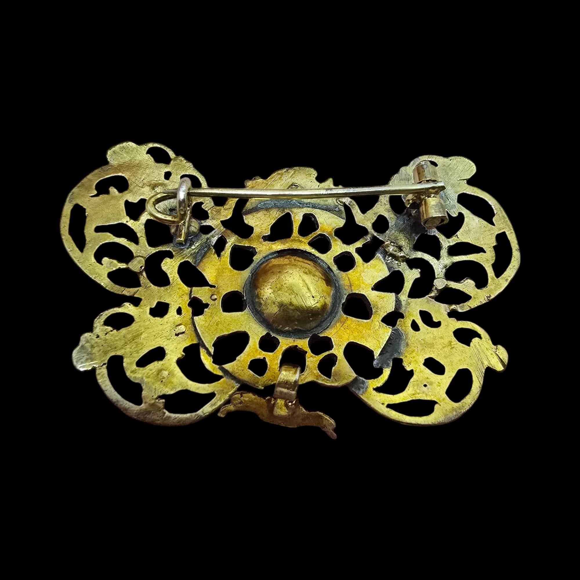 18th Century and Earlier Elegant 17th-Century Spanish Brooch in Gilt Metal For Sale