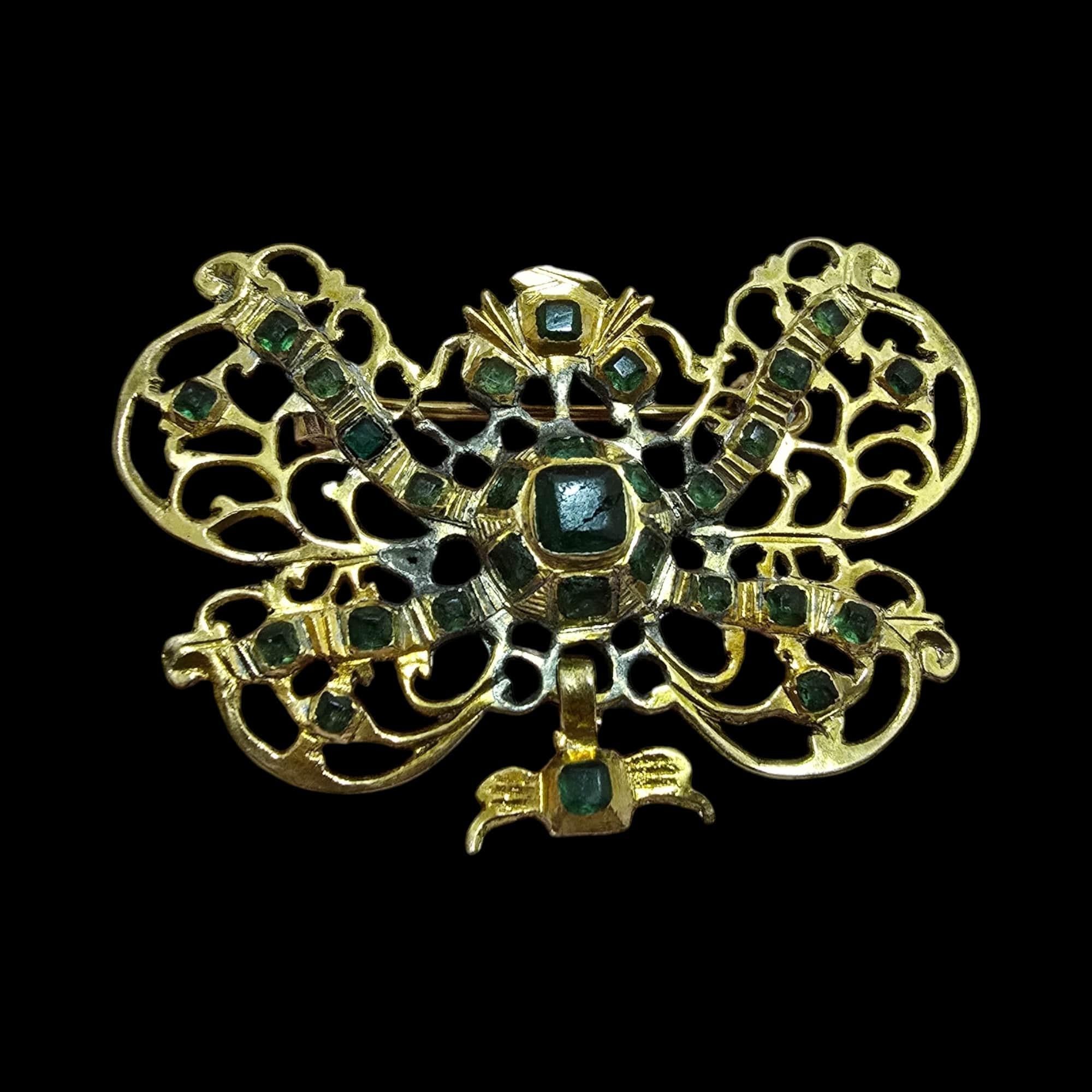 Elegant 17th-Century Spanish Brooch in Gilt Metal For Sale 1