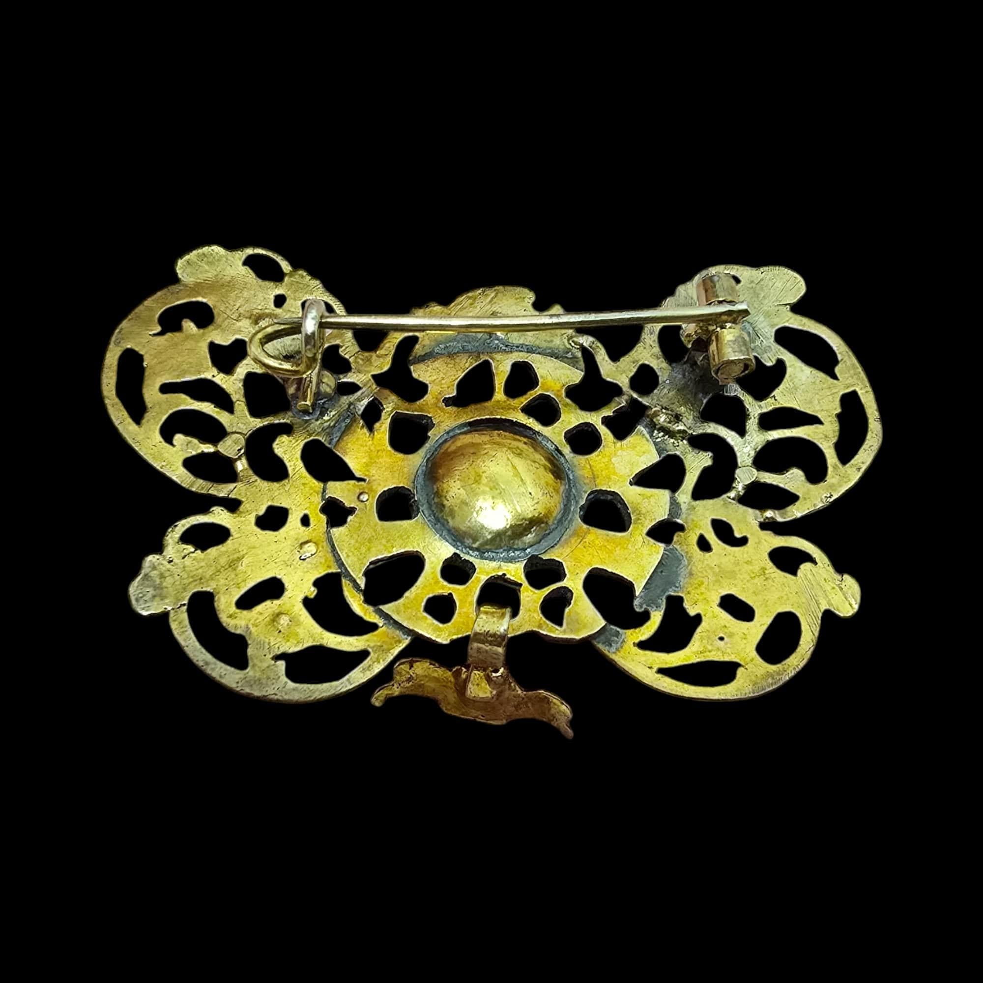 Elegant 17th-Century Spanish Brooch in Gilt Metal For Sale 2