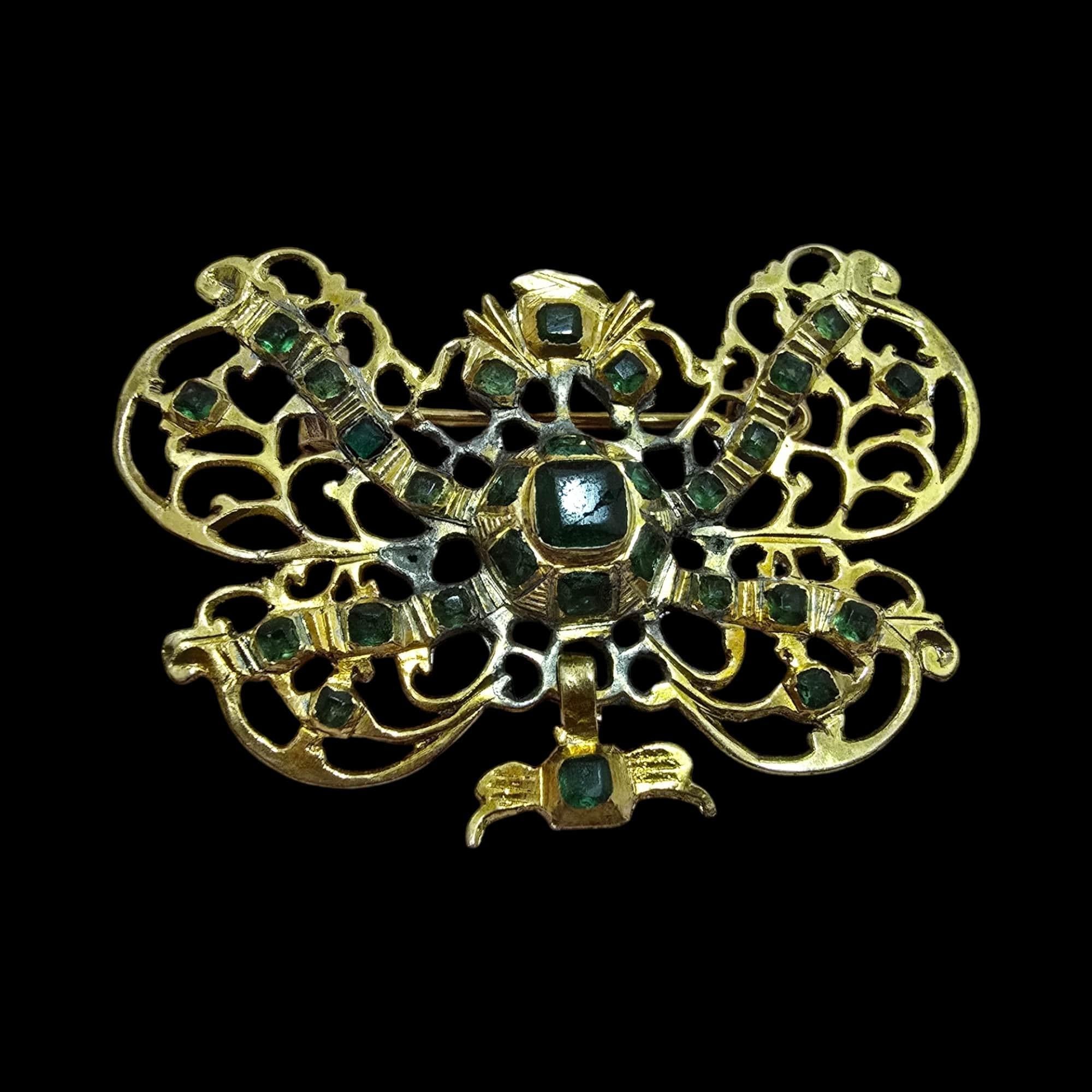 Elegant 17th-Century Spanish Brooch in Gilt Metal For Sale 3