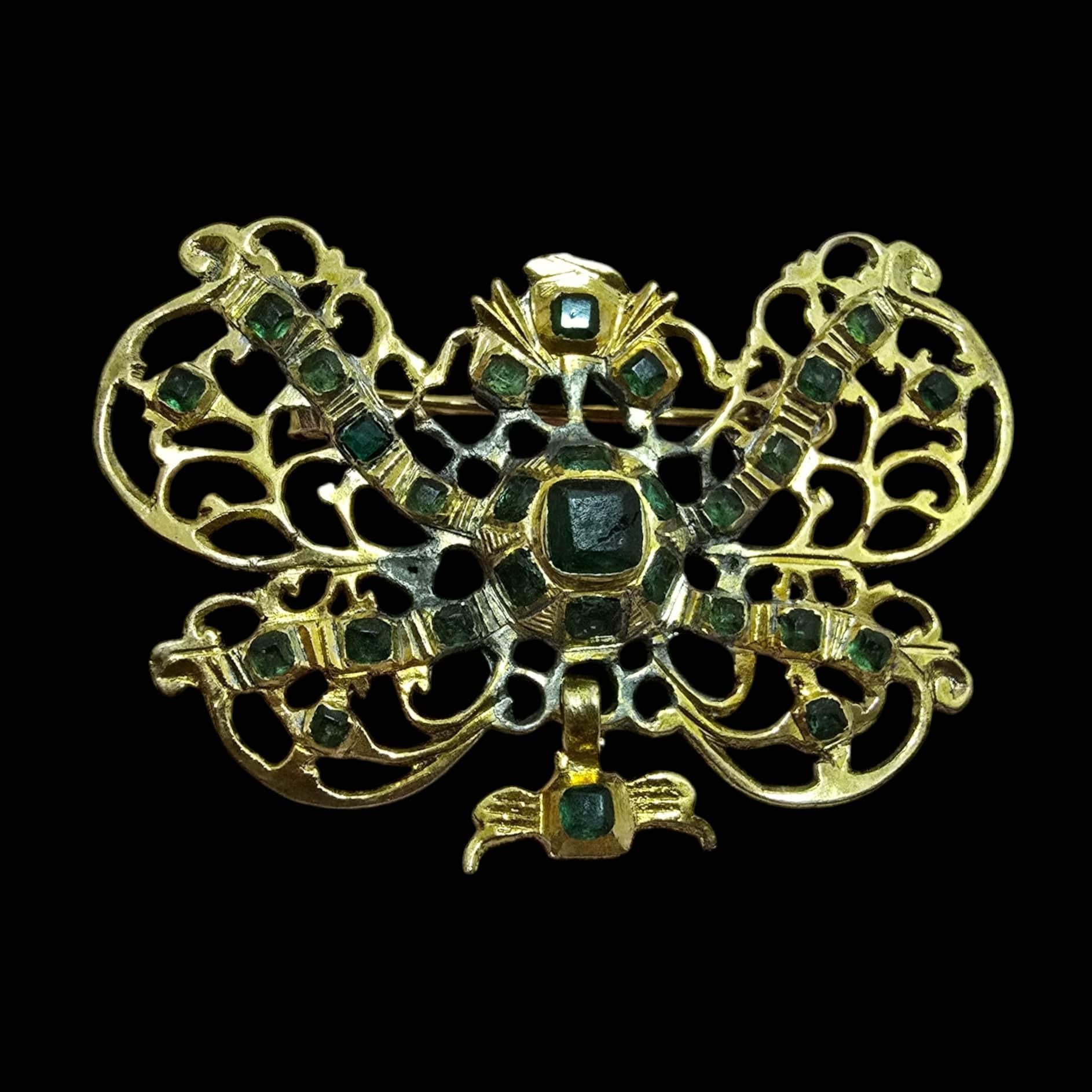 Elegant 17th-Century Spanish Brooch in Gilt Metal For Sale 4