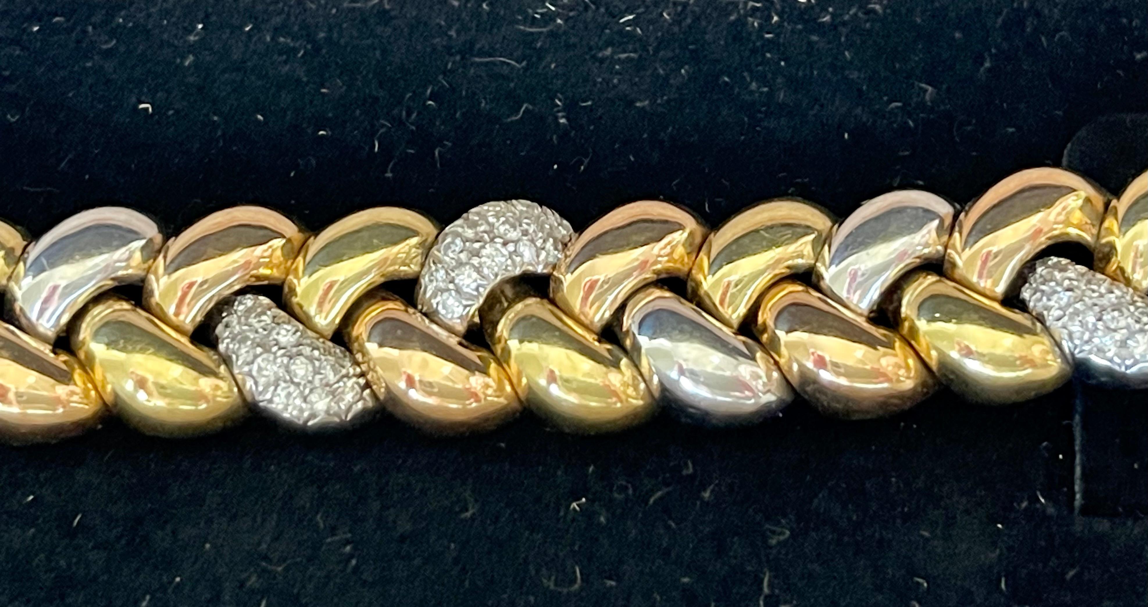 18 K tricolor Diamond Bracelet signed by Poiray Paris. Yellow Gold, pink Gold and white Gold.
Composed of entwined three colour gold curbs, 8 links pavé-set with brilliant-cut diamonds, French assay marks and concealed clasp, by Poiray Paris.