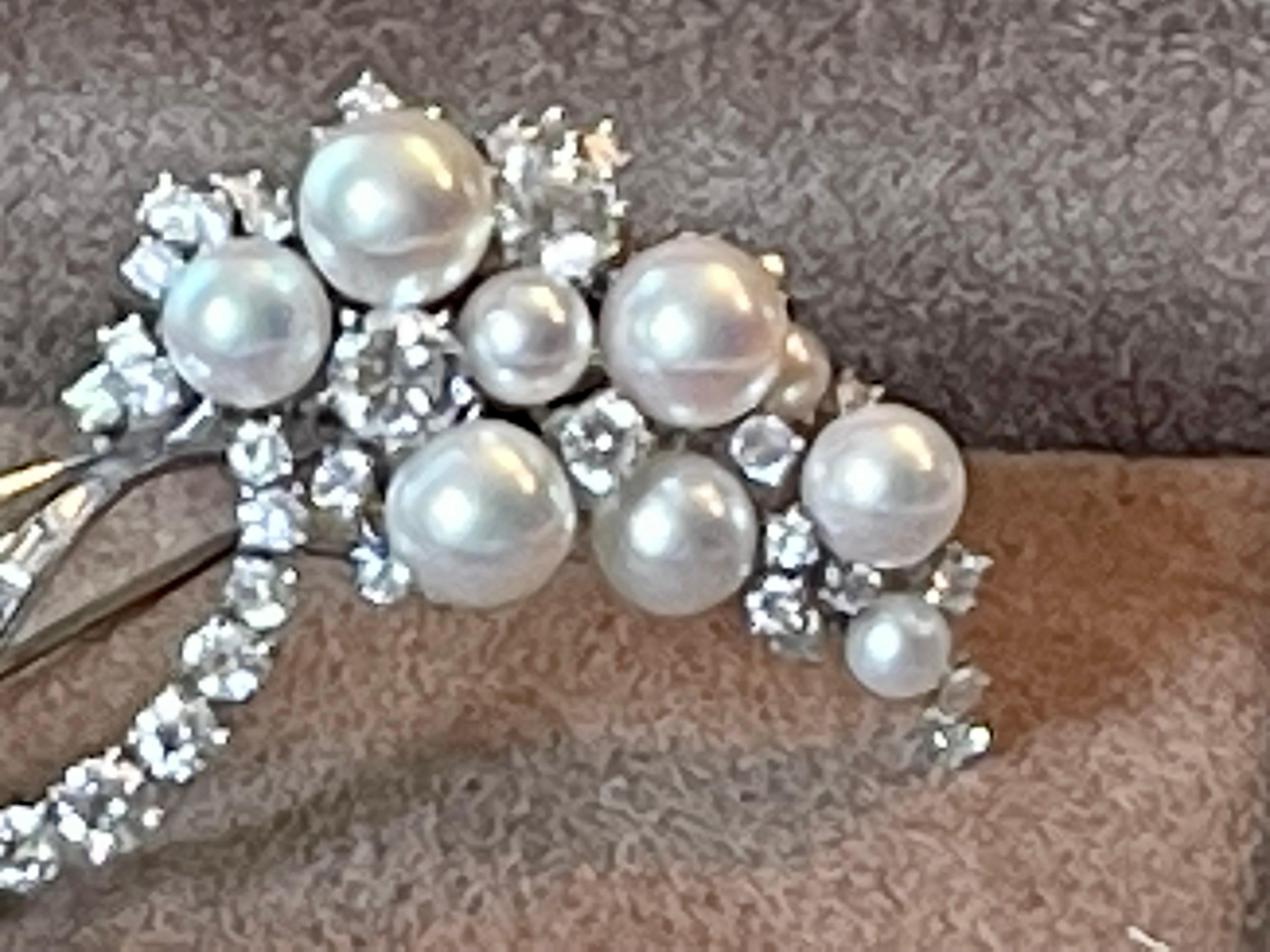 Elegant 18 K White Gold Brooch Diamond Akoya Pearls circa 1970 by Meister Zurich For Sale 5