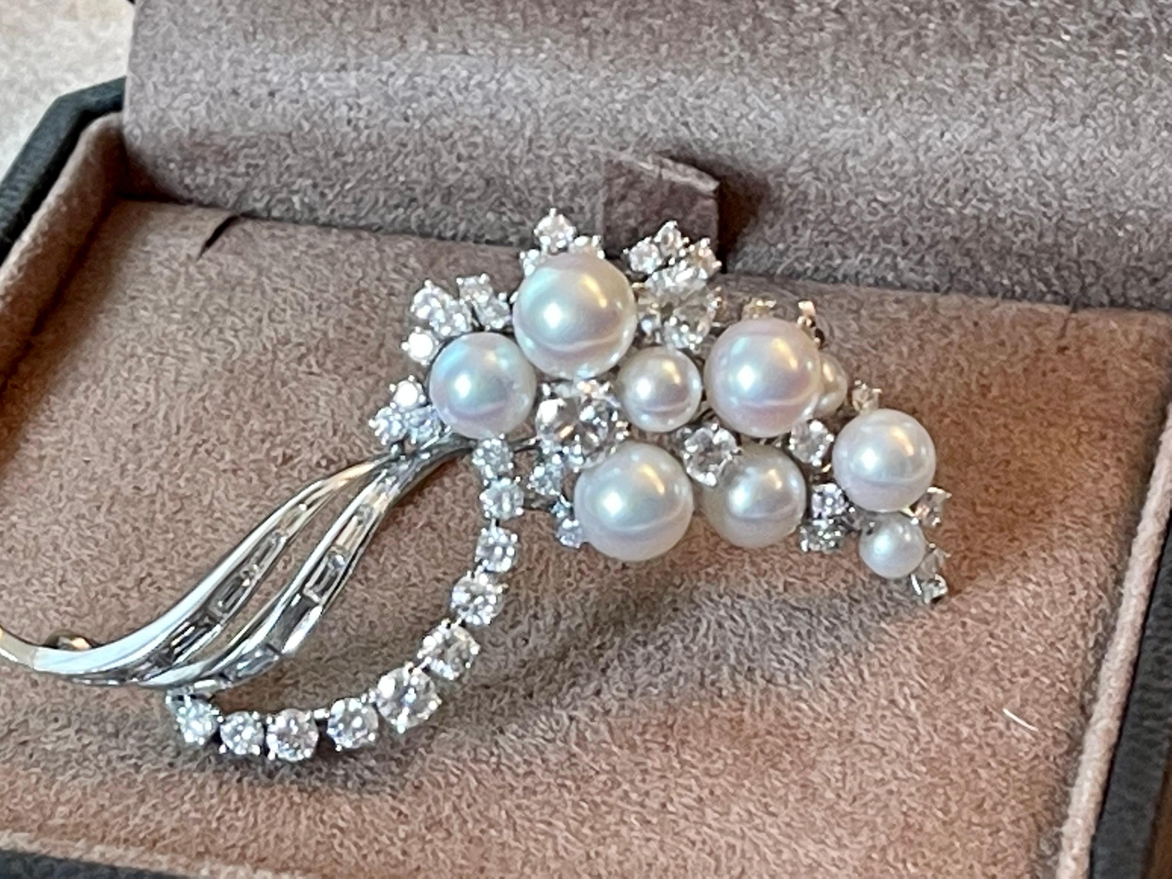 Very elegant 1970s 18 K white Gold brooch set with 7 fine cultured Akoya pearls and 33 brilliant curt Diaonds weighing approximately 1.50 ct and 12 baguette cut Diamonds weighing approximately 0.70 ct. All diamonds G color, vvs clarity. Signed by