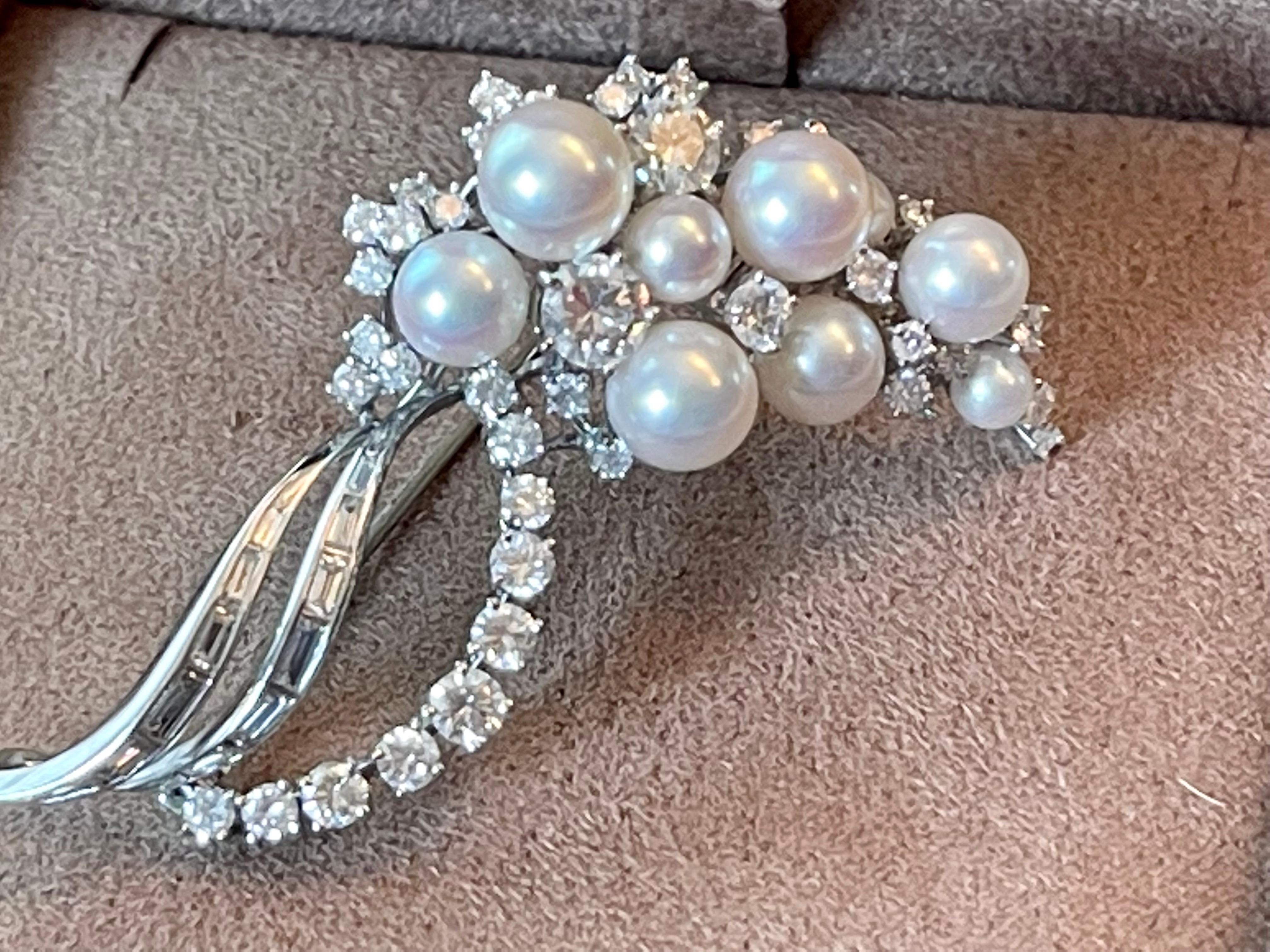 Contemporary Elegant 18 K White Gold Brooch Diamond Akoya Pearls circa 1970 by Meister Zurich For Sale