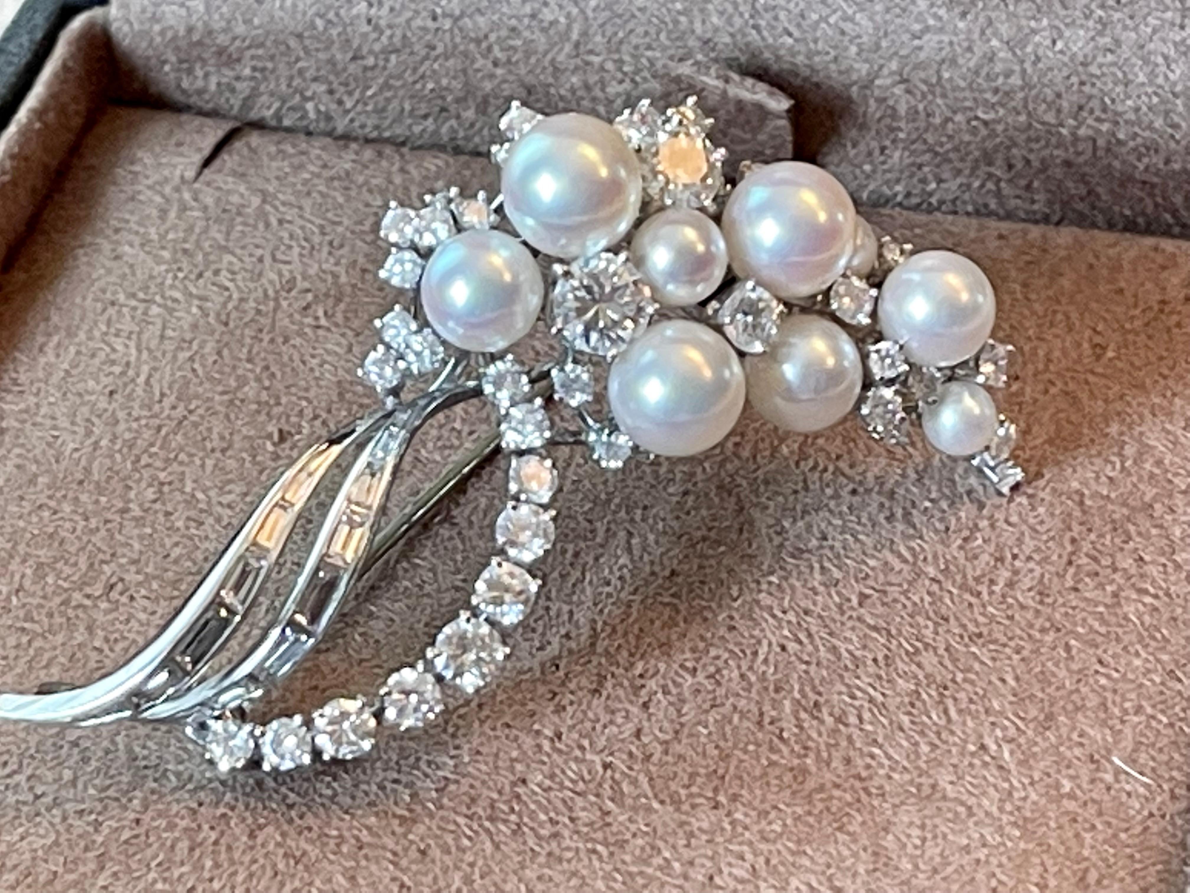 Brilliant Cut Elegant 18 K White Gold Brooch Diamond Akoya Pearls circa 1970 by Meister Zurich For Sale