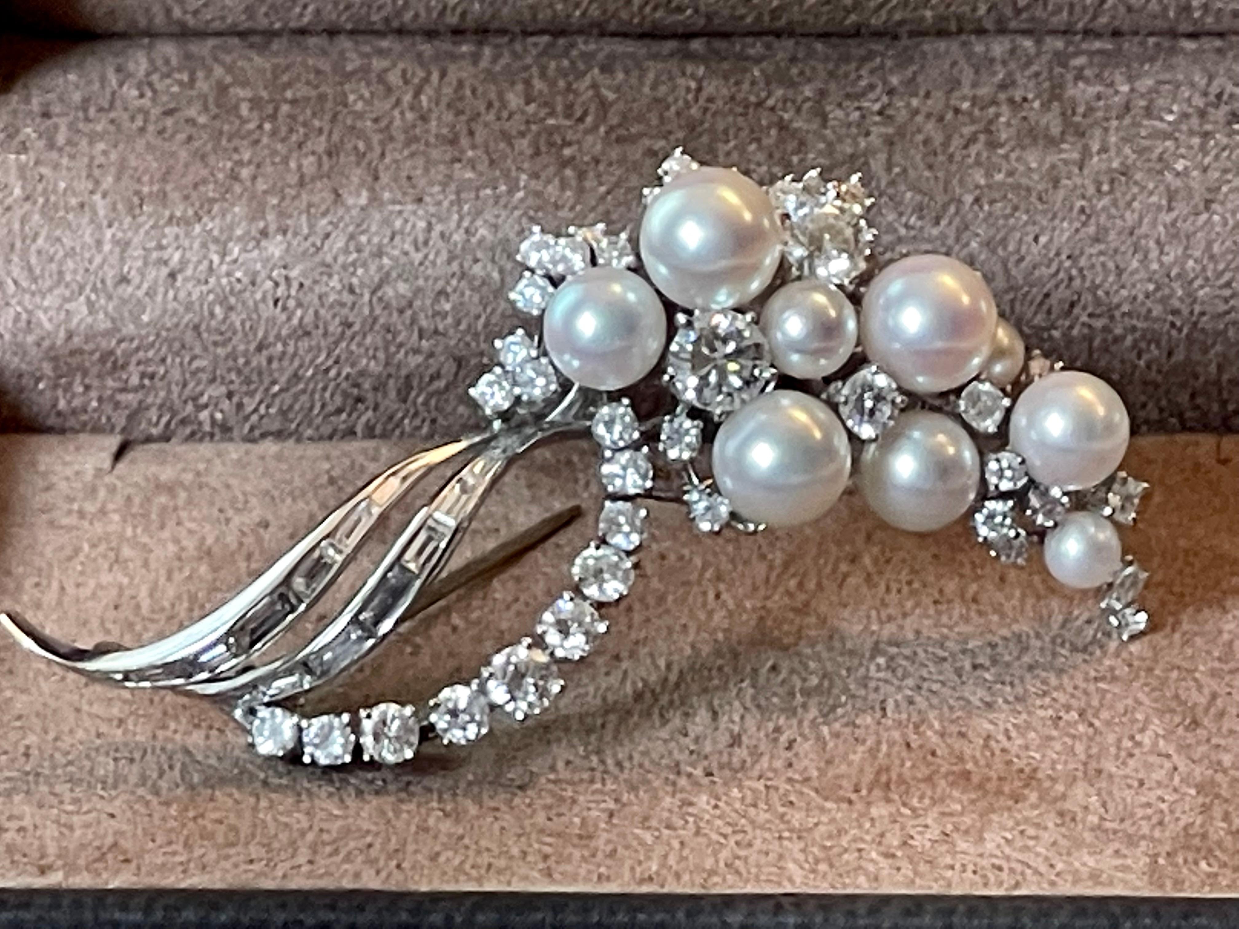Elegant 18 K White Gold Brooch Diamond Akoya Pearls circa 1970 by Meister Zurich For Sale 4