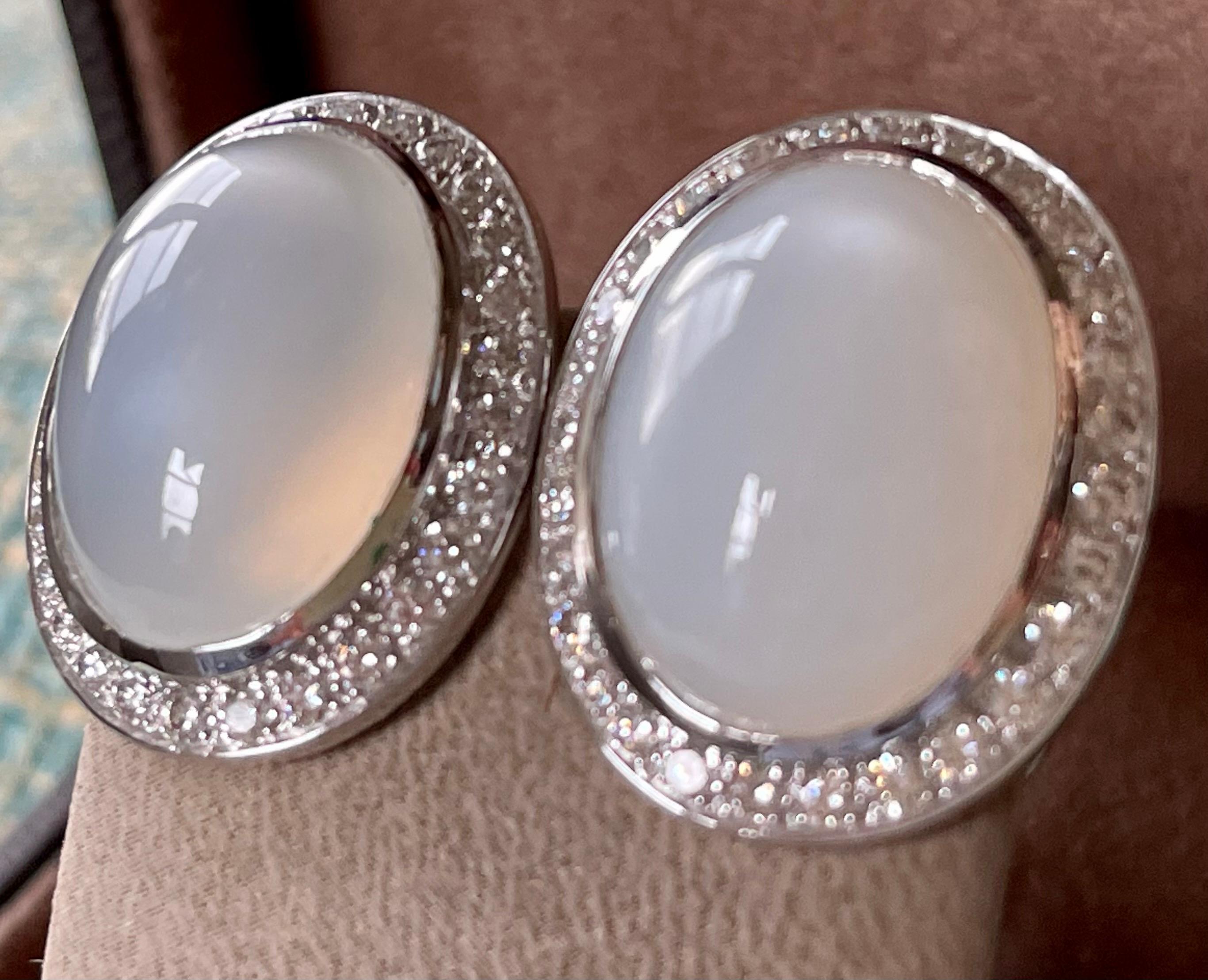 Elegant 18 K White Gold Earclips with Moonstones and Diamonds For Sale 4