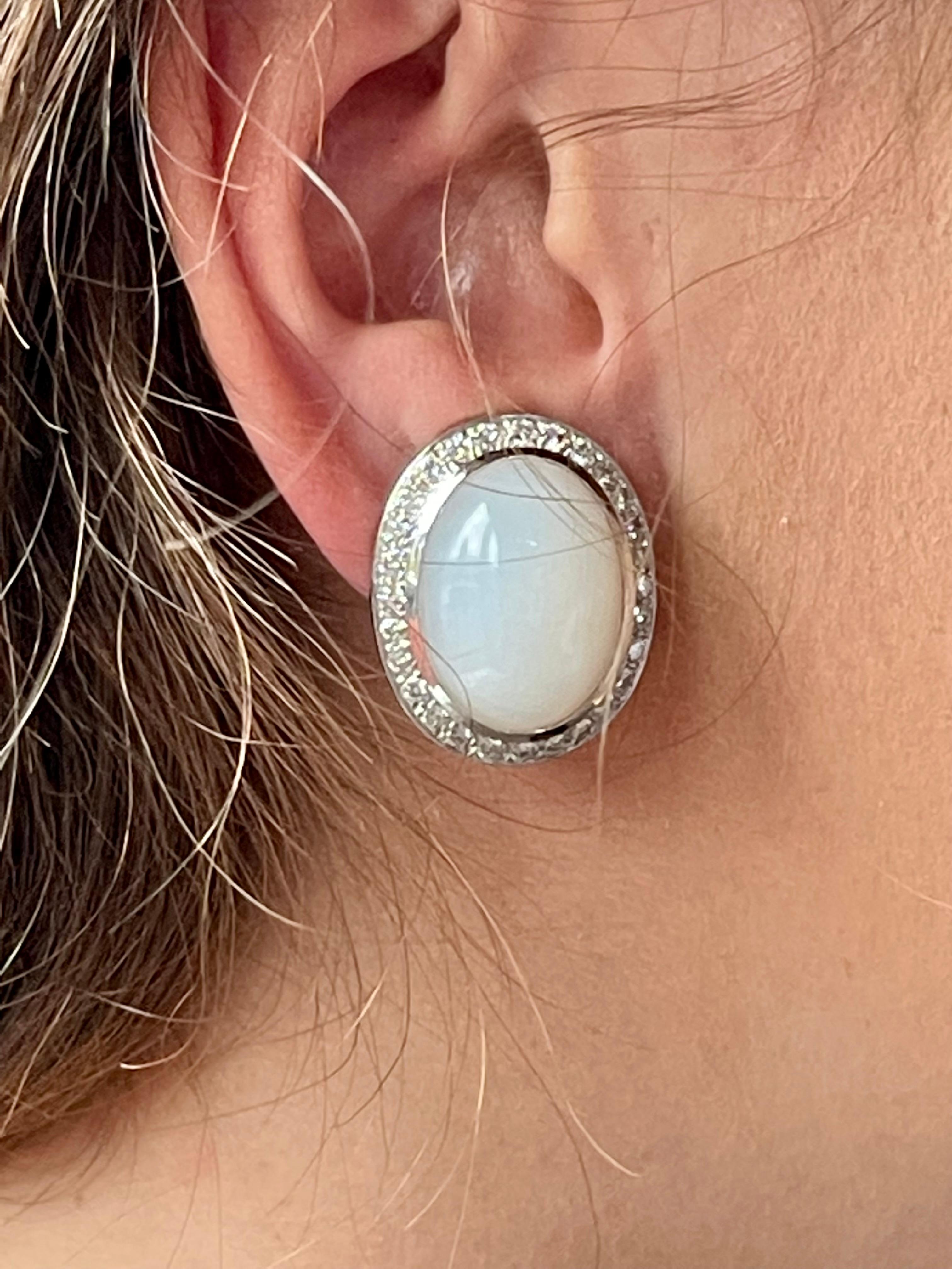 Elegant 18 K White Gold Earclips with Moonstones and Diamonds In New Condition For Sale In Zurich, Zollstrasse