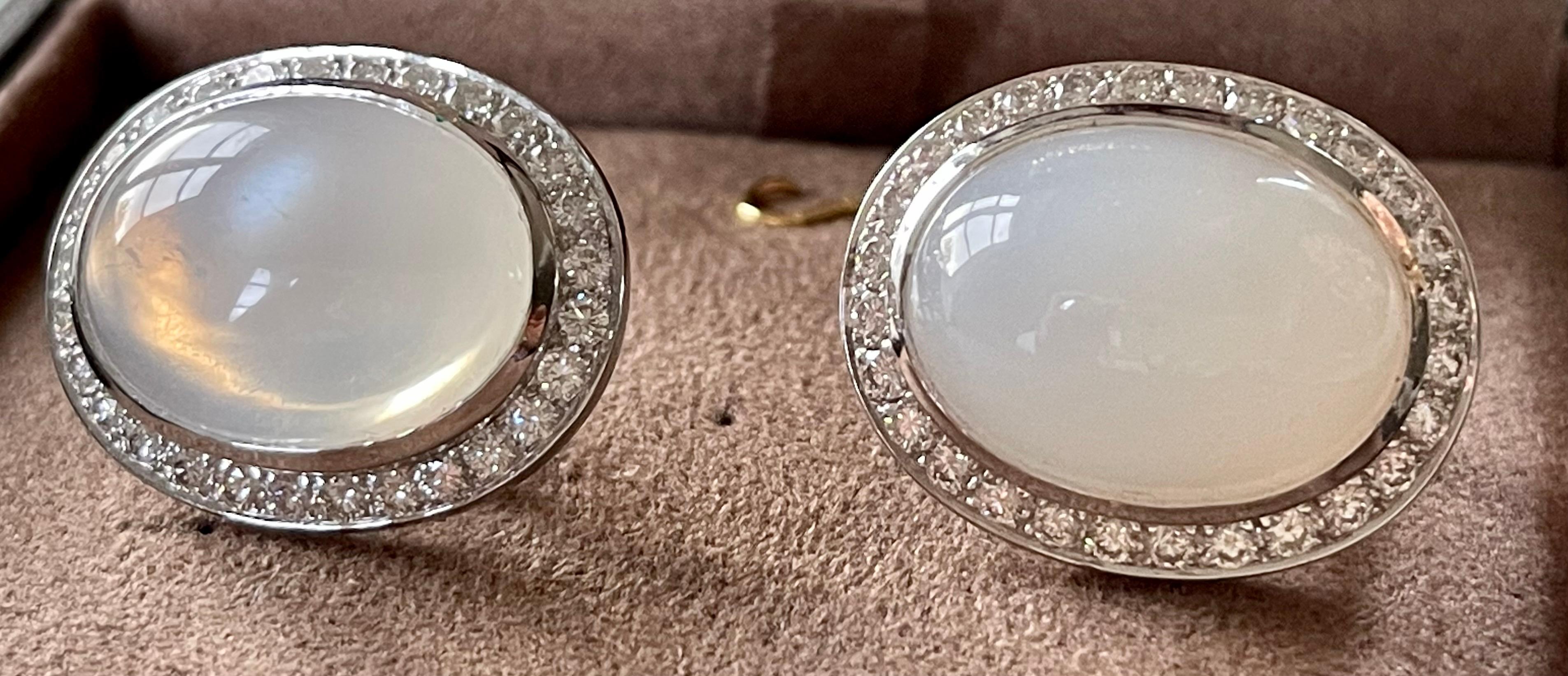 Eleganti fermagli per orecchie in oro bianco 18 K con pietre di luna e diamanti in vendita 2