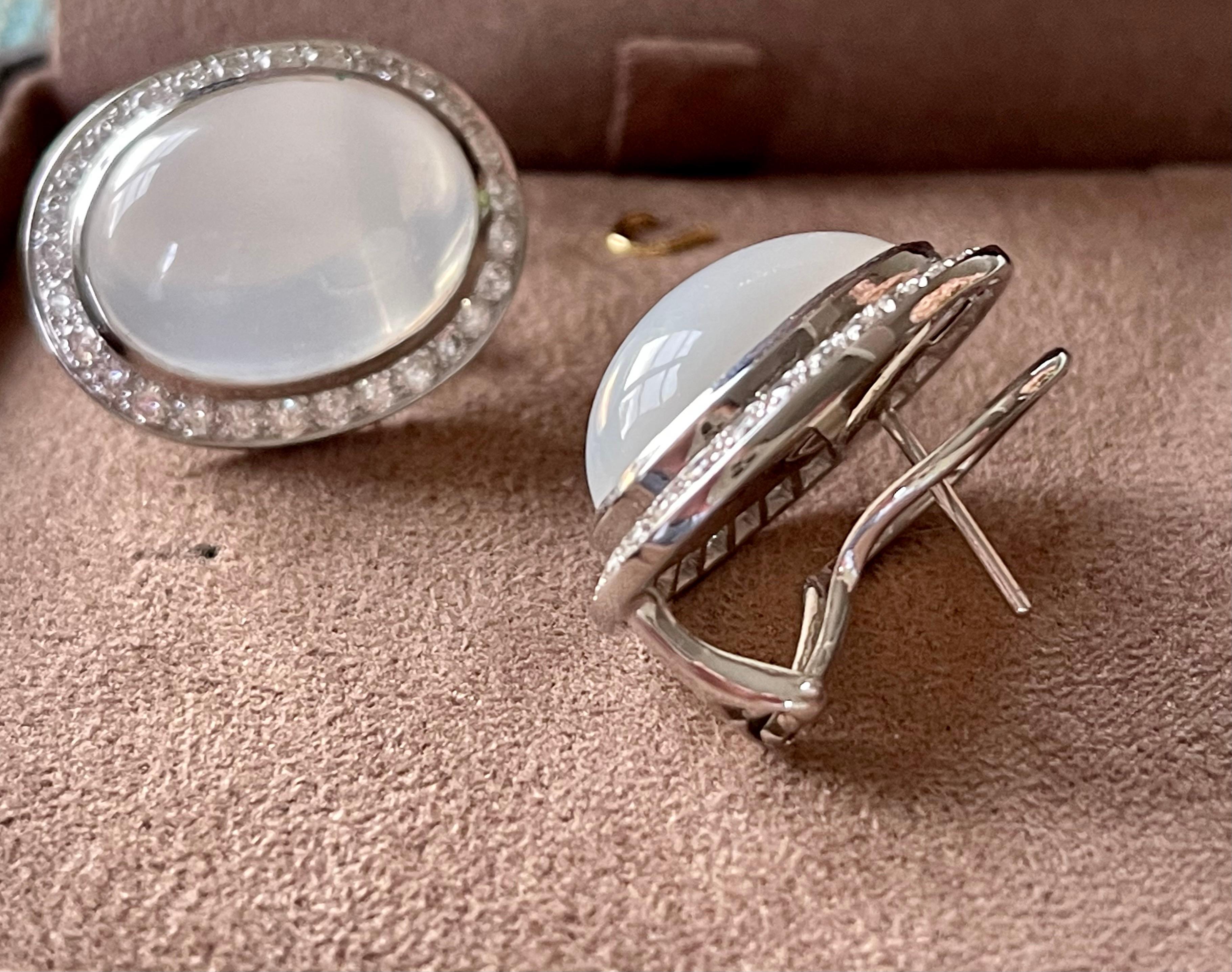Eleganti fermagli per orecchie in oro bianco 18 K con pietre di luna e diamanti in vendita 3