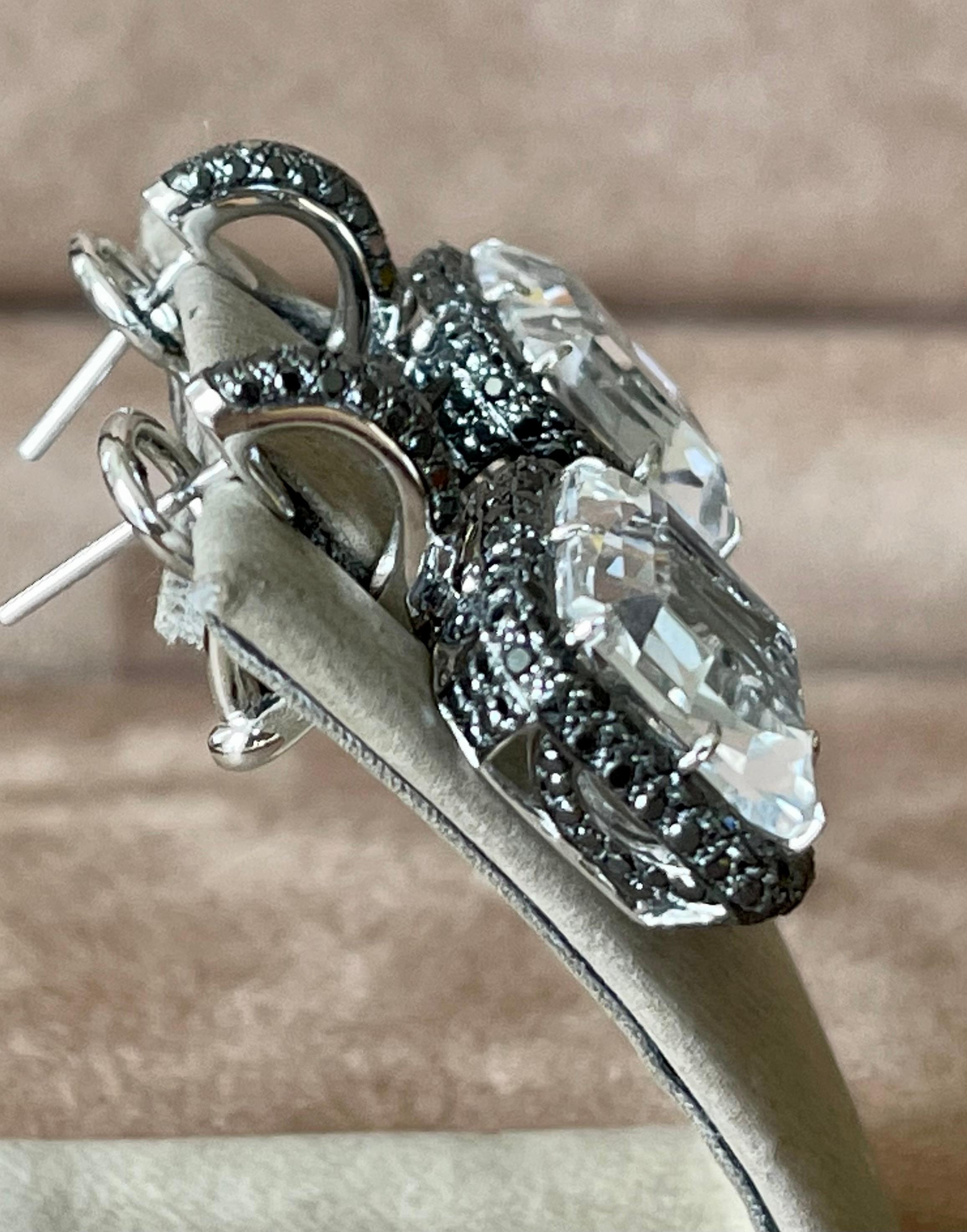 Eleganti orecchini in oro bianco 18 K con diamanti neri e cristallo di rocca in vendita 4