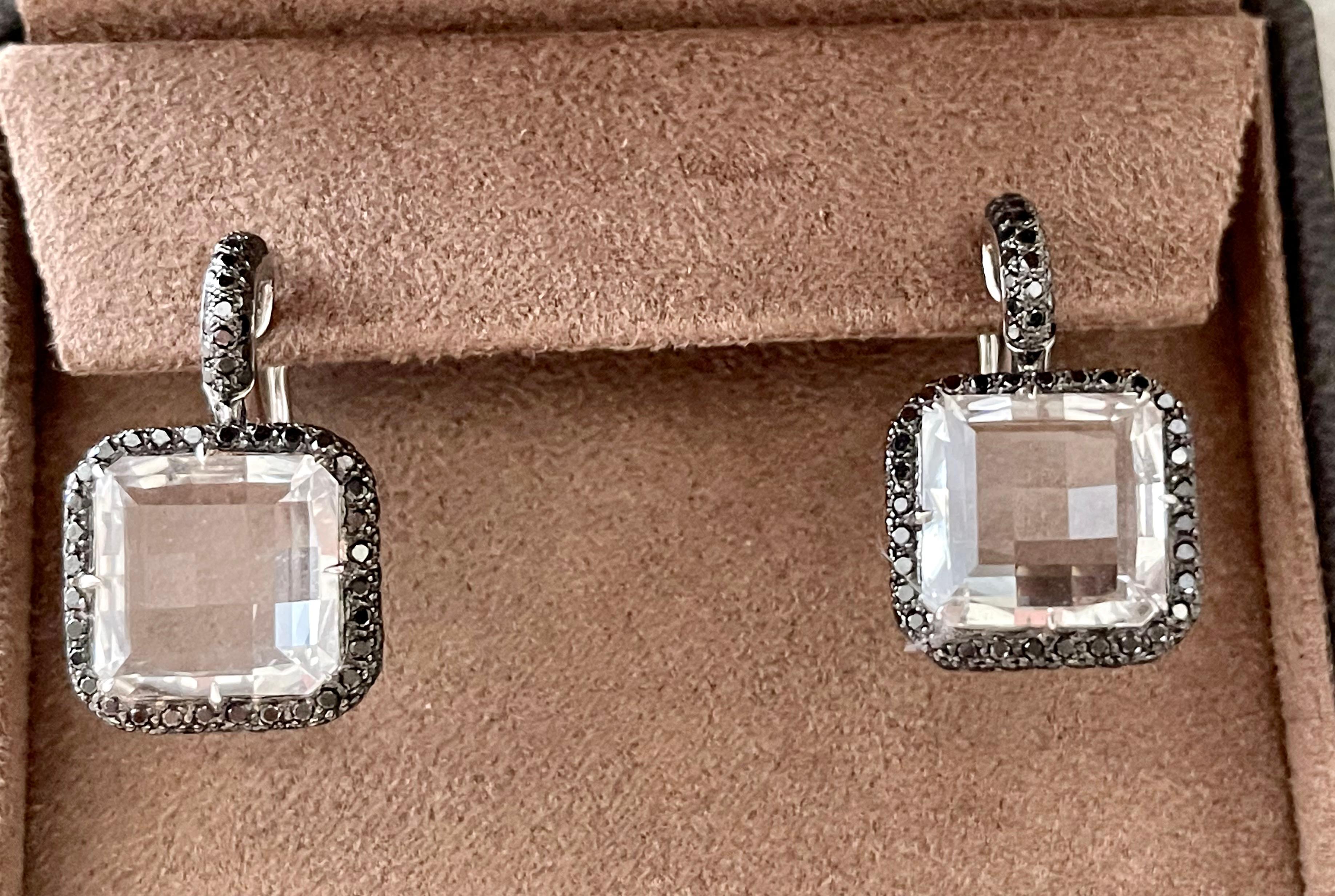 Orecchini eleganti e senza tempo in oro bianco 18 K con 2 cristalli di rocca taglio fantasia del peso di circa 20 carati e 276 diamanti neri taglio brillante del peso di 1,91 carati. Dettagli incantevoli e intirizziti sui lati! 
Lunghezza: 2,80