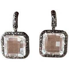 Élégantes boucles d'oreilles en or blanc 18 carats avec diamants noirs et cristal de roche