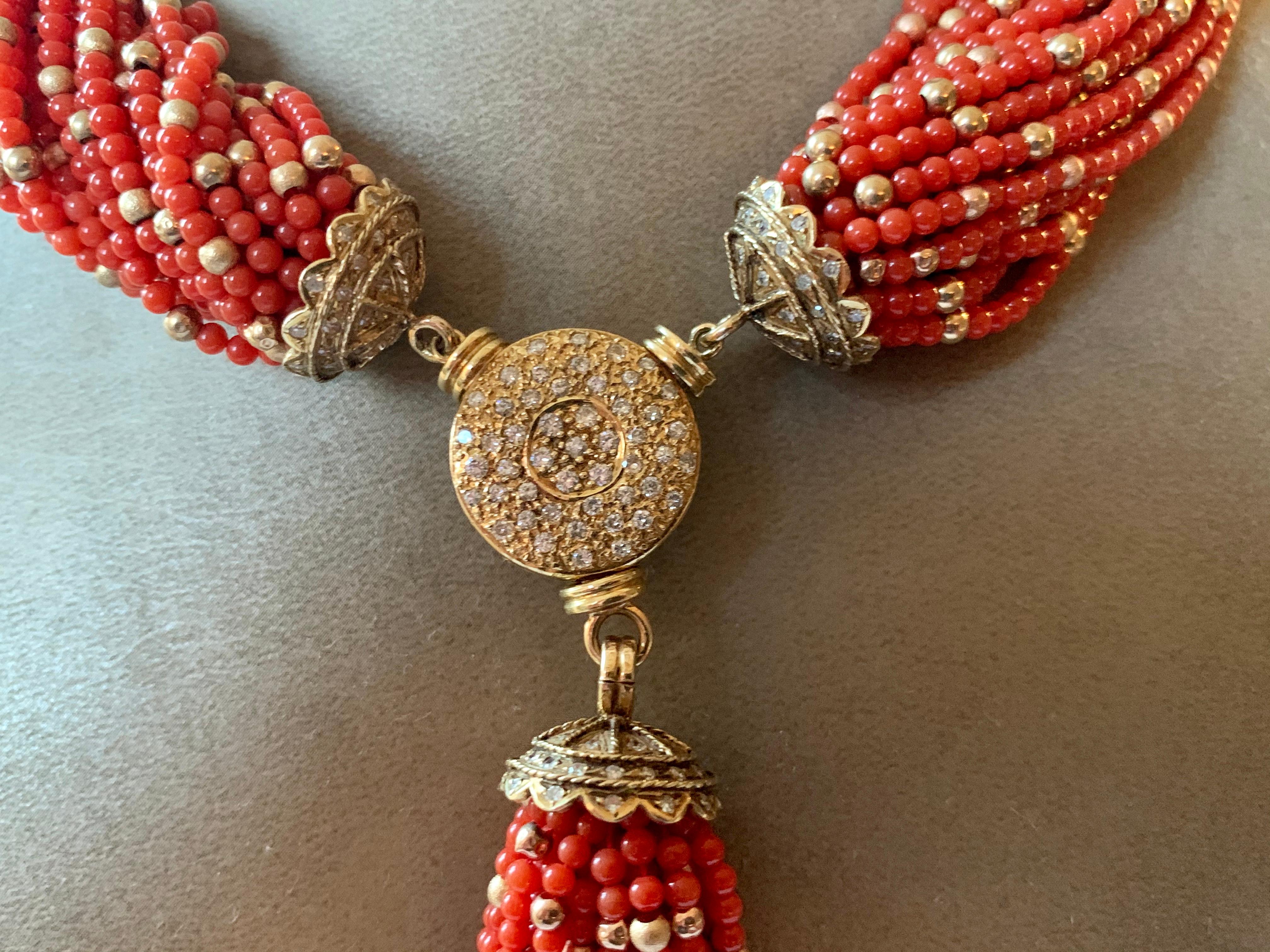 Elegant 18 Karat Yellow Gold Coral Tassel Torsade with Diamond Clasp Necklace In Good Condition For Sale In Zurich, Zollstrasse