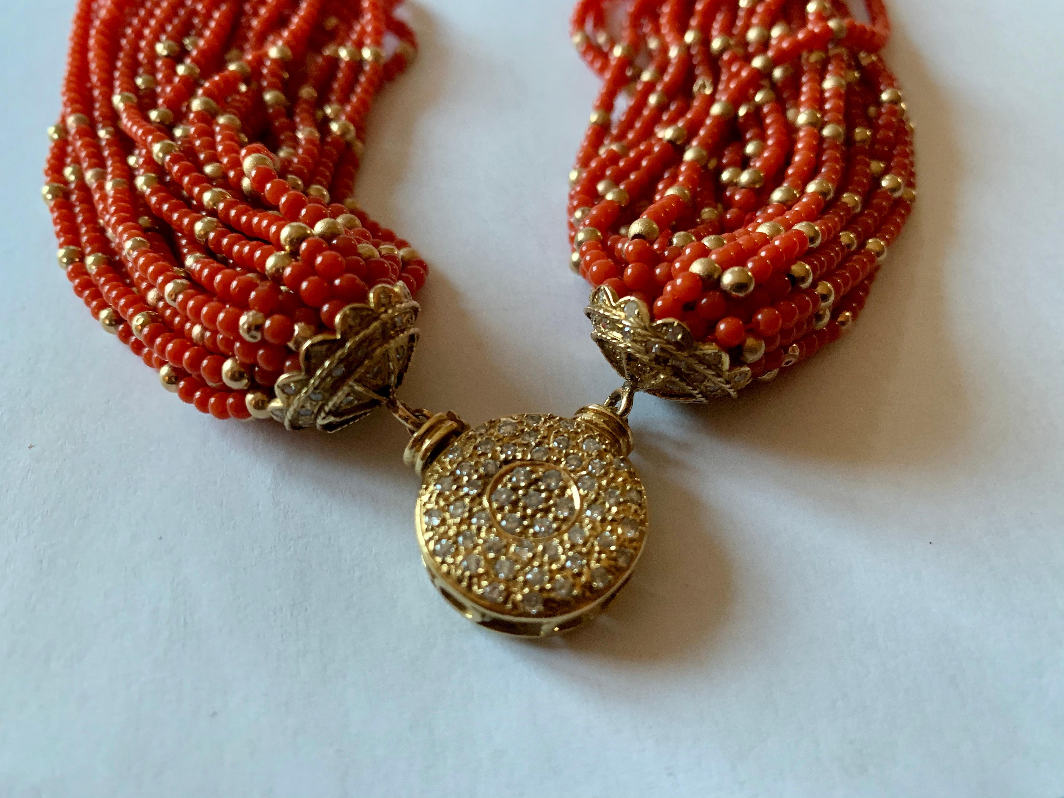 Halskette aus 18 Karat Gelbgold mit Korallenquasten-Torsade und Diamantverschluss im Angebot 2