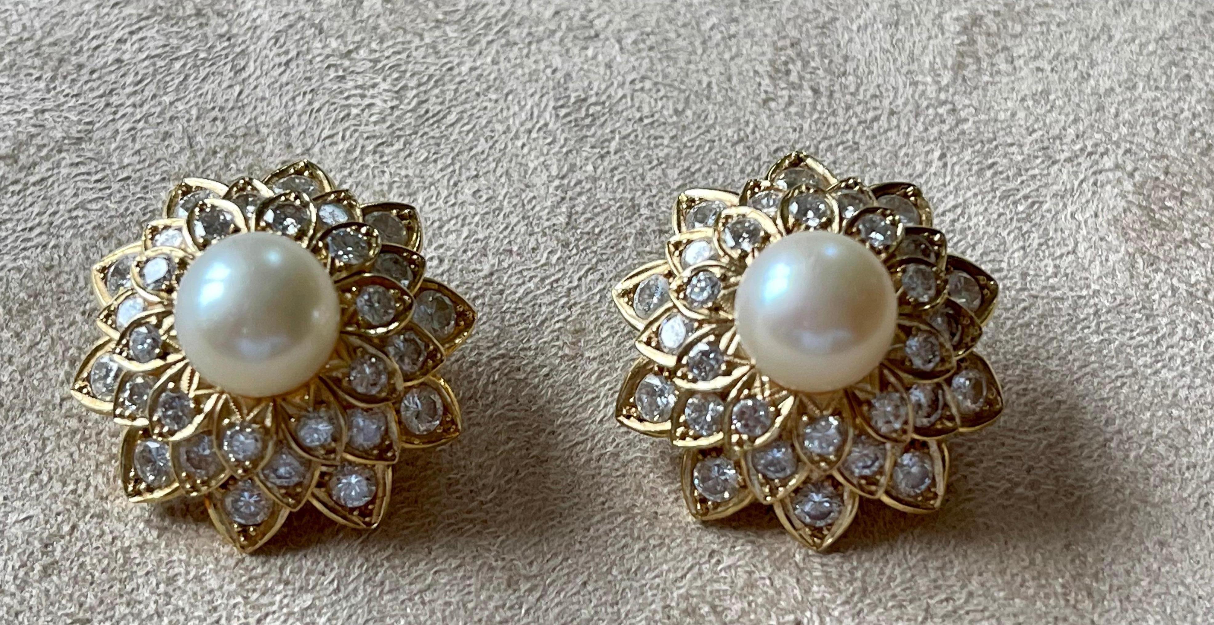 Contemporain Élégantes boucles d'oreilles vintage en or jaune 18 carats avec perles et diamants, années 1970 en vente
