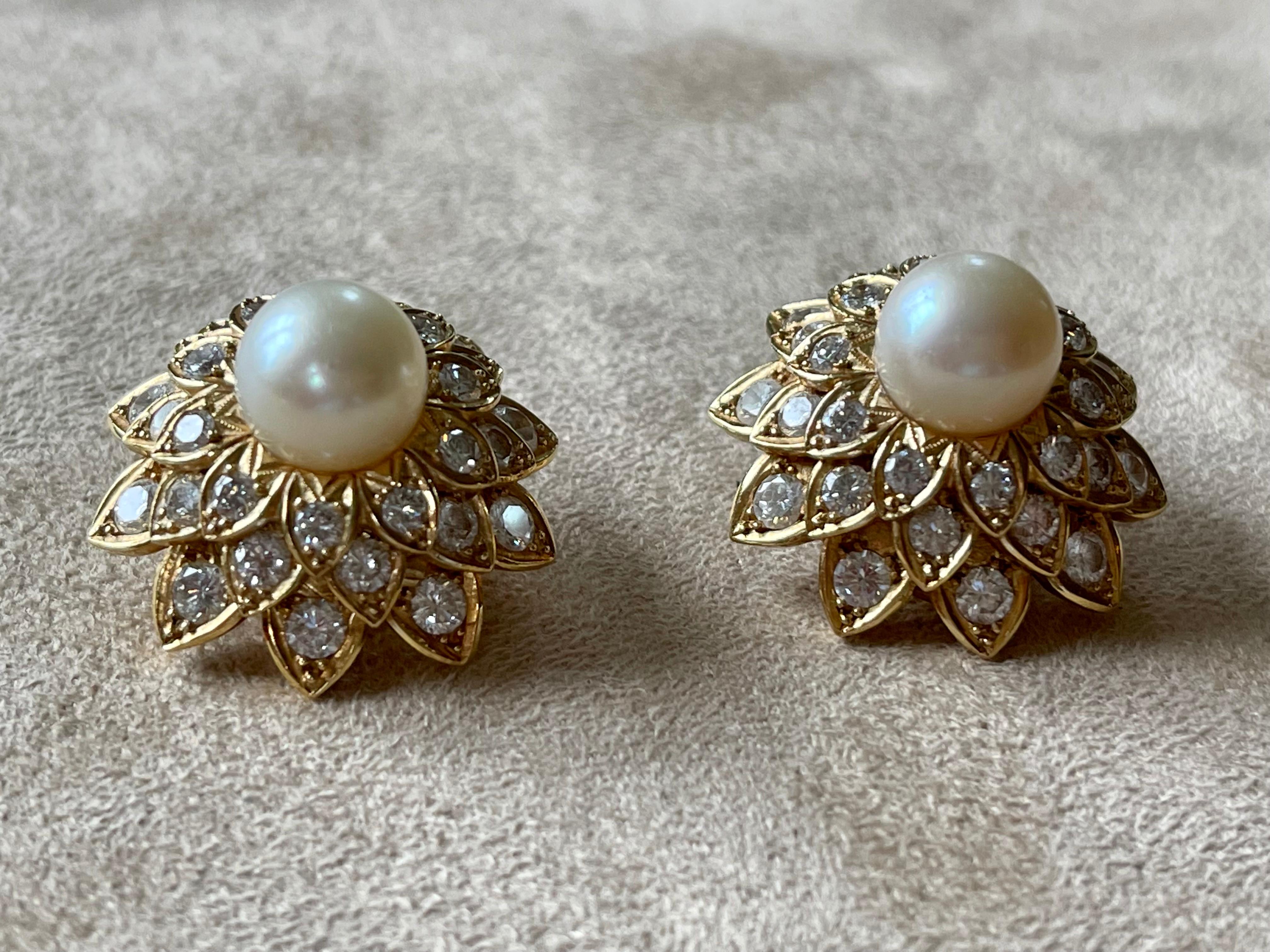 Elegante elegante Ohrclips aus 18 Karat Gelbgold Vintage 1970 mit Perlen und Diamanten (Brillantschliff) im Angebot