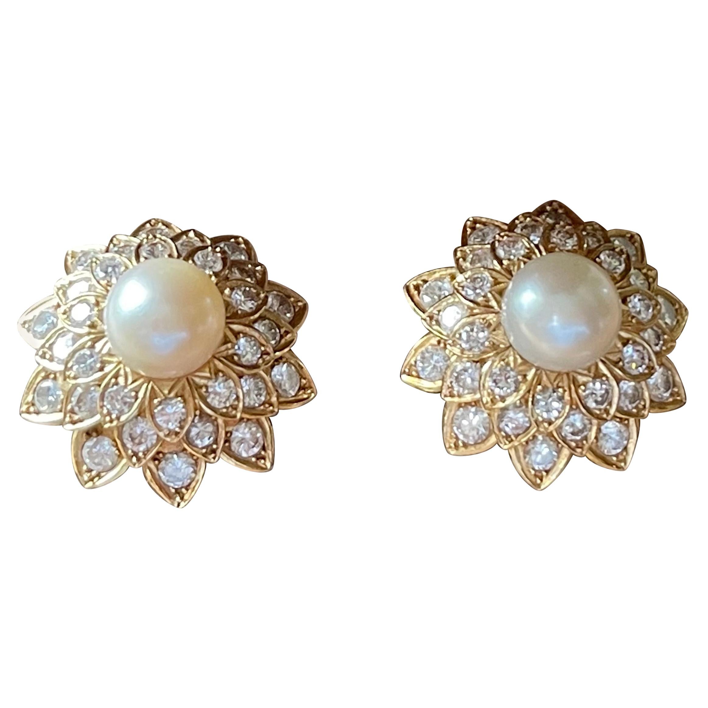 Élégantes boucles d'oreilles vintage en or jaune 18 carats avec perles et diamants, années 1970 en vente