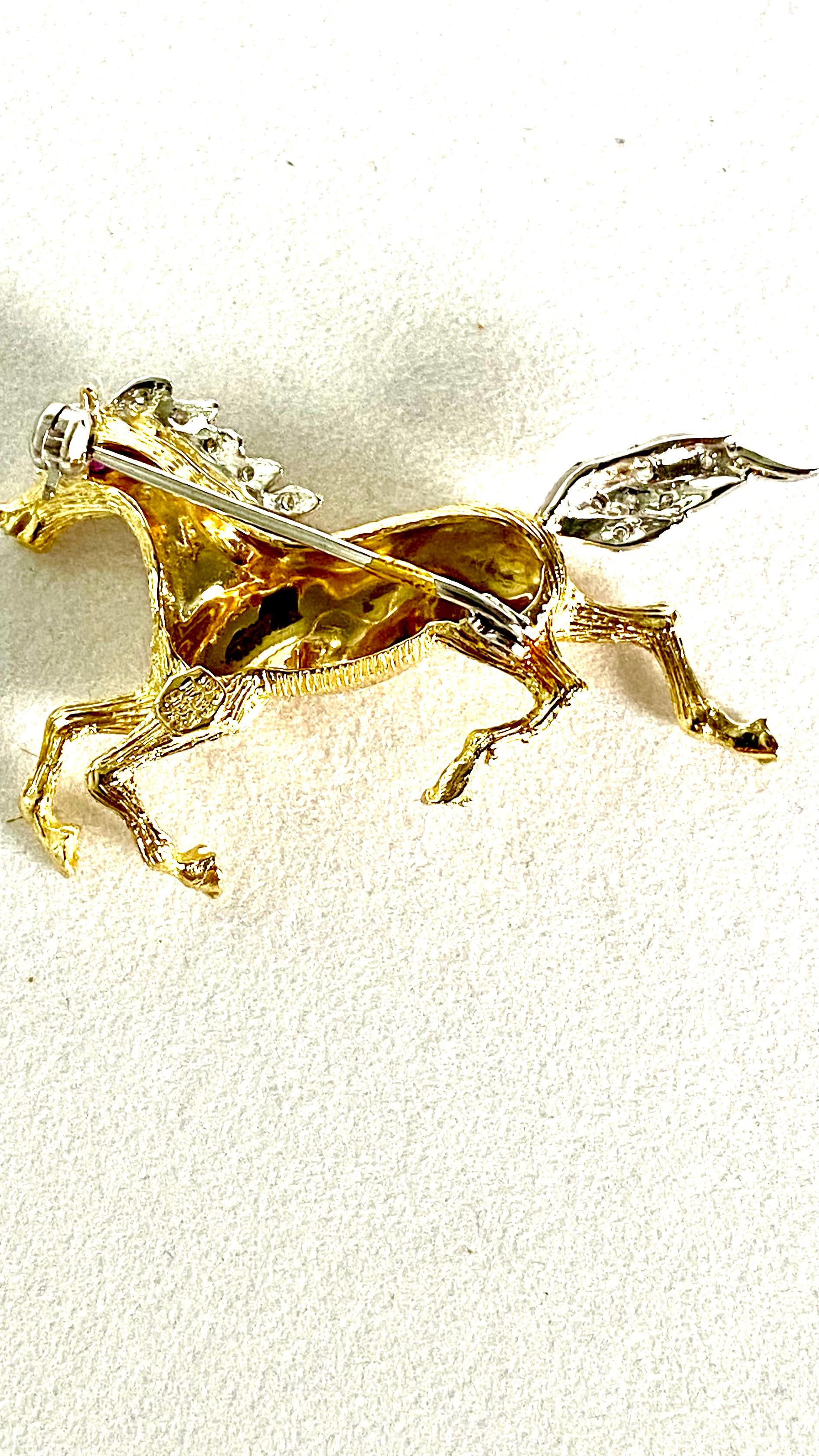 Elegante Broche de Oro de 18 Kilates en Dos Tonos Caballo Galopante con Detalles de Diamantes Contemporáneo