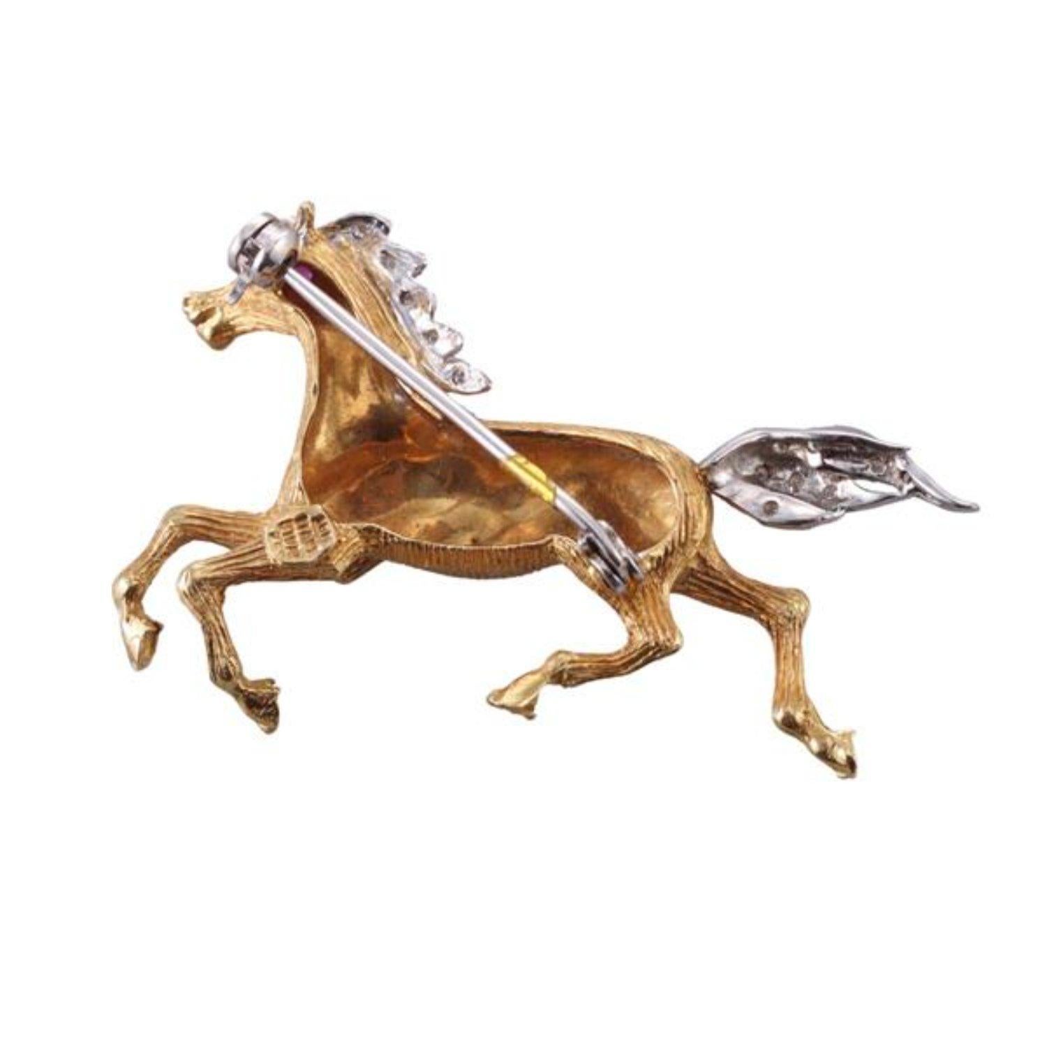 Elegante Broche de Oro de 18 Kilates en Dos Tonos Caballo Galopante con Detalles de Diamantes Corte redondo