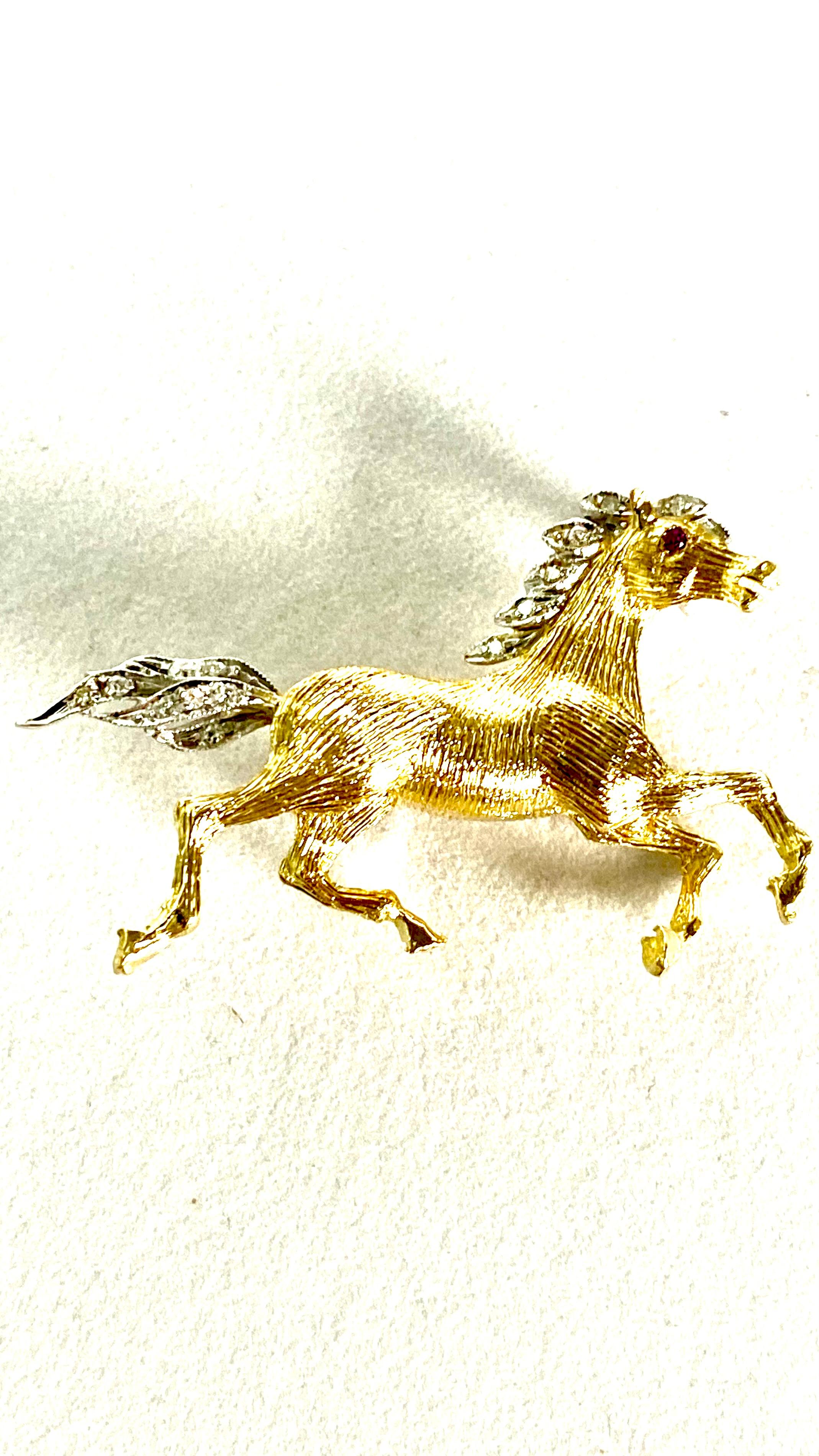 Elegante Broche de Oro de 18 Kilates en Dos Tonos Caballo Galopante con Detalles de Diamantes en Bueno Estado en New York, NY