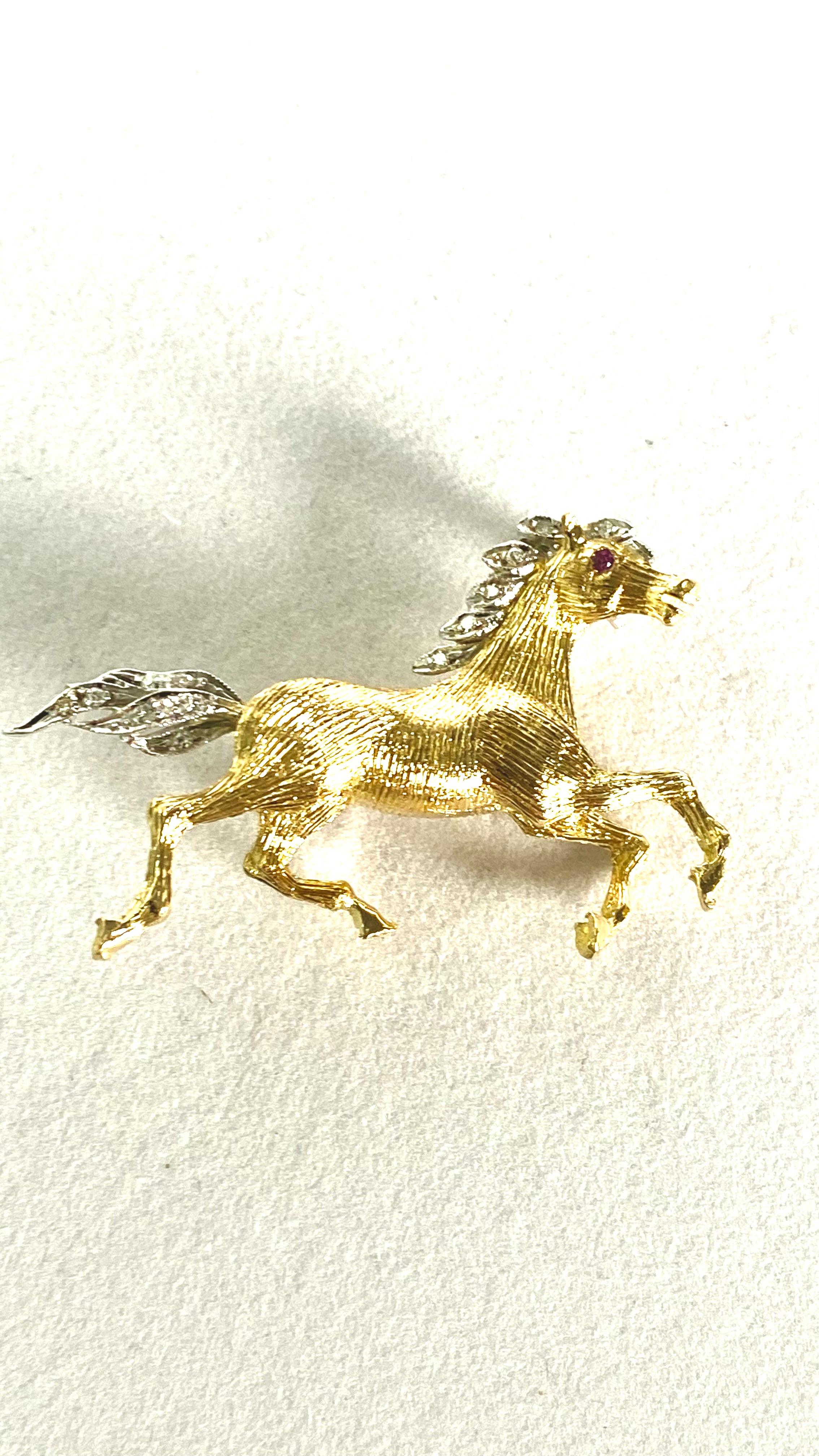 Elegante Broche de Oro de 18 Kilates en Dos Tonos Caballo Galopante con Detalles de Diamantes 4