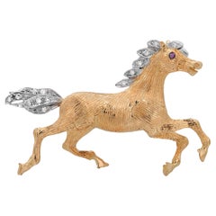 Eleganza della spilla a forma di cavallo al galoppo in oro bicolore 18 carati con accenti di diamanti