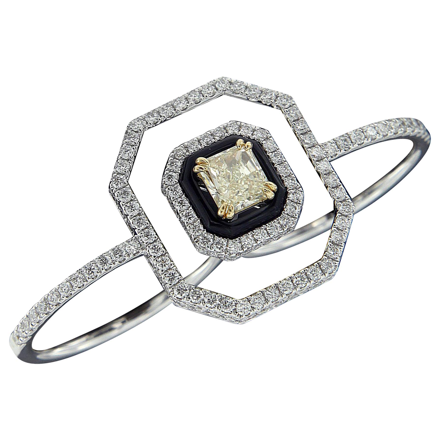 Elegant 18 Karat White Gold and Diamond Ring For Sale