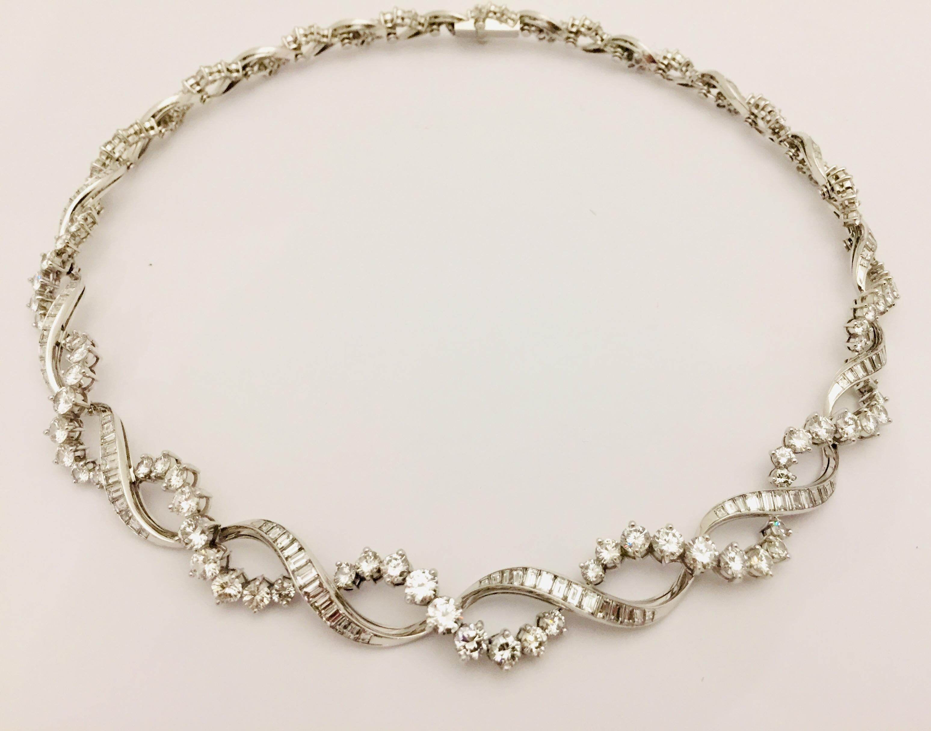 Taglio rotondo Elegante collana di diamanti in oro bianco 18 carati in vendita