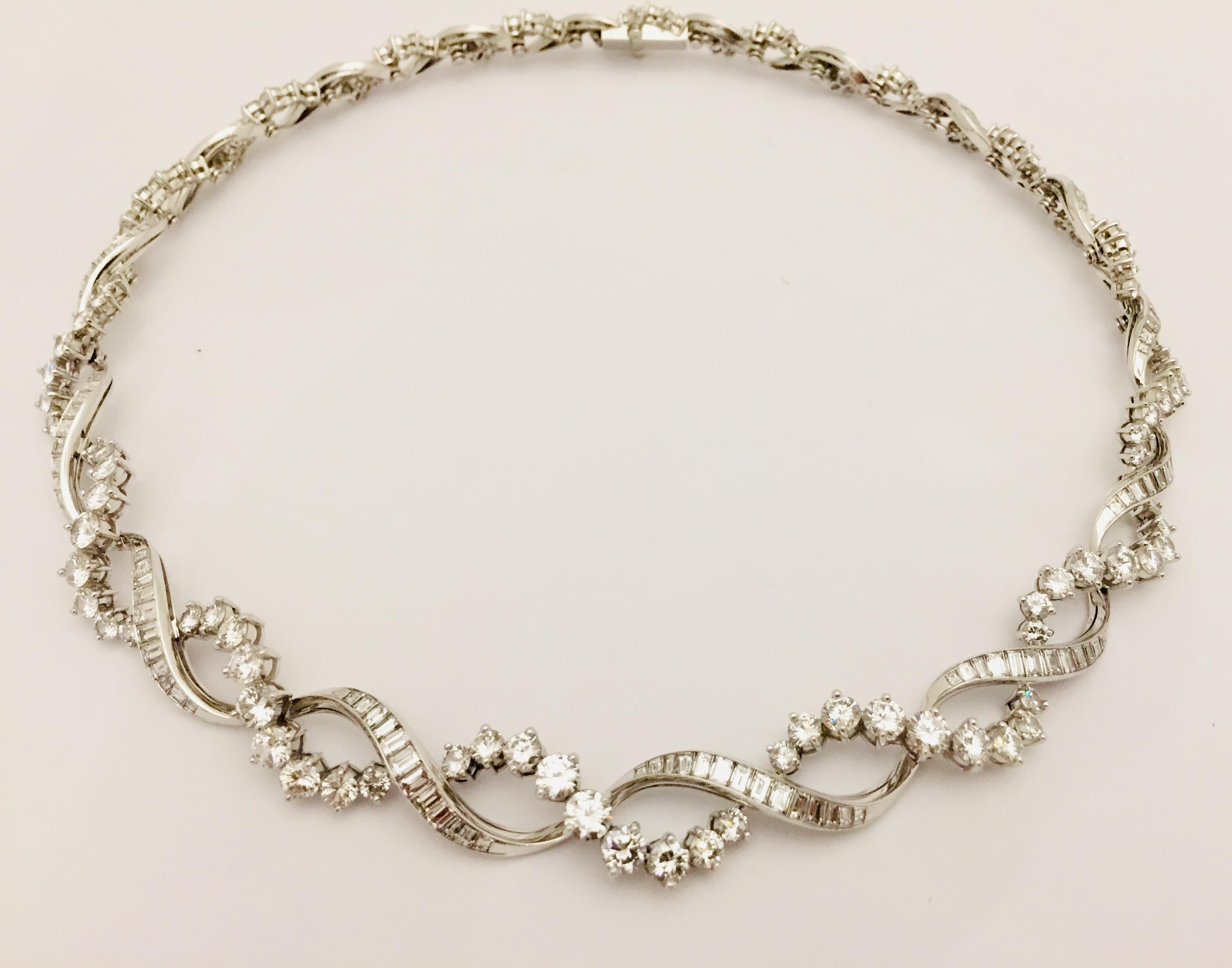 Taille ronde Élégant collier en or blanc 18 carats avec diamants en vente