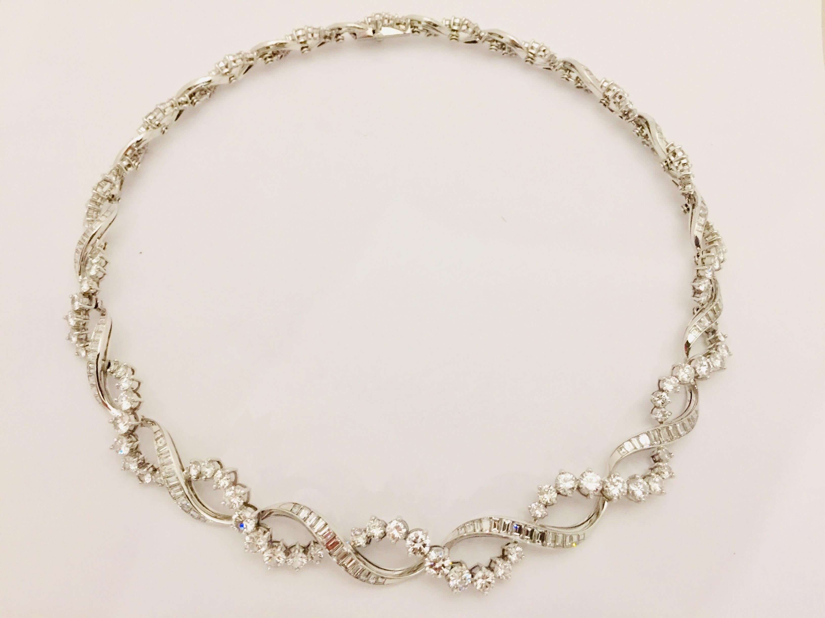 Contemporary Elegant 18 Karat White Gold Diamond Necklace For Sale