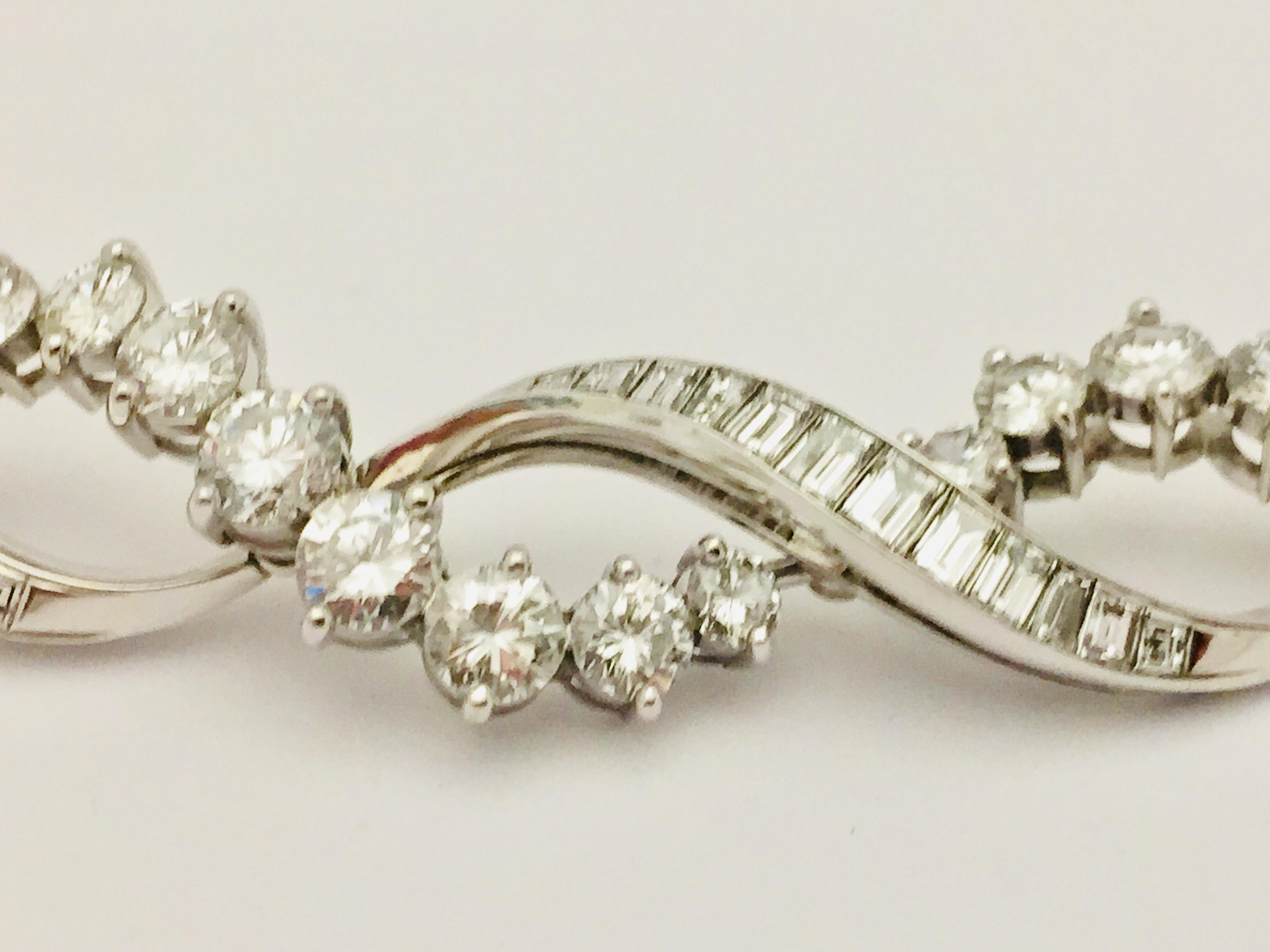 Round Cut Elegant 18 Karat White Gold Diamond Necklace For Sale