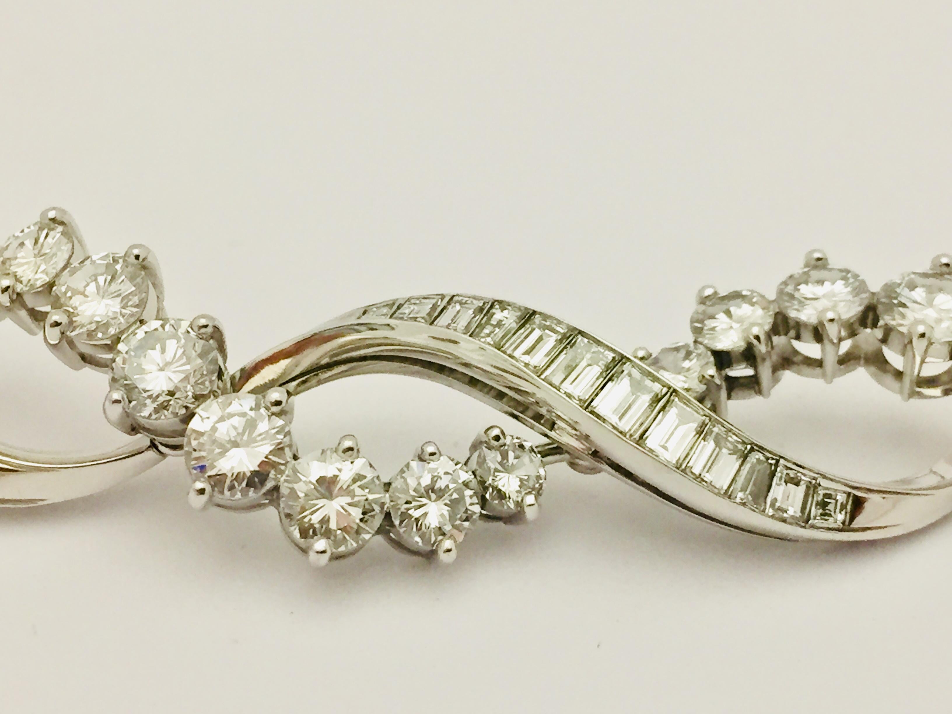 Elegant 18 Karat White Gold Diamond Necklace In Good Condition For Sale In Zurich, Zollstrasse