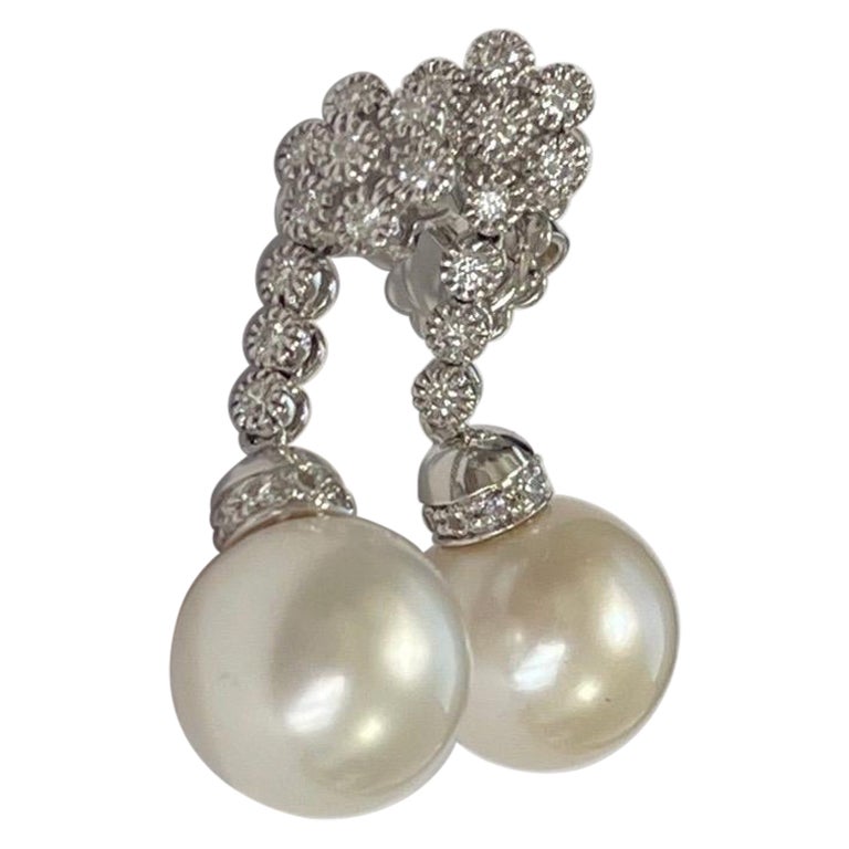 Élégantes boucles d'oreilles en or blanc 18 carats avec perles et diamants