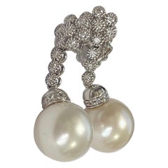 Élégantes boucles d'oreilles en or blanc 18 carats avec perles et diamants