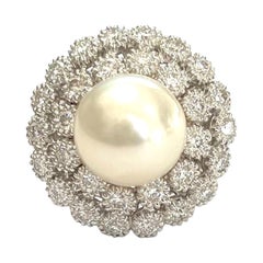 Élégante bague en or blanc 18 carats avec perles et diamants