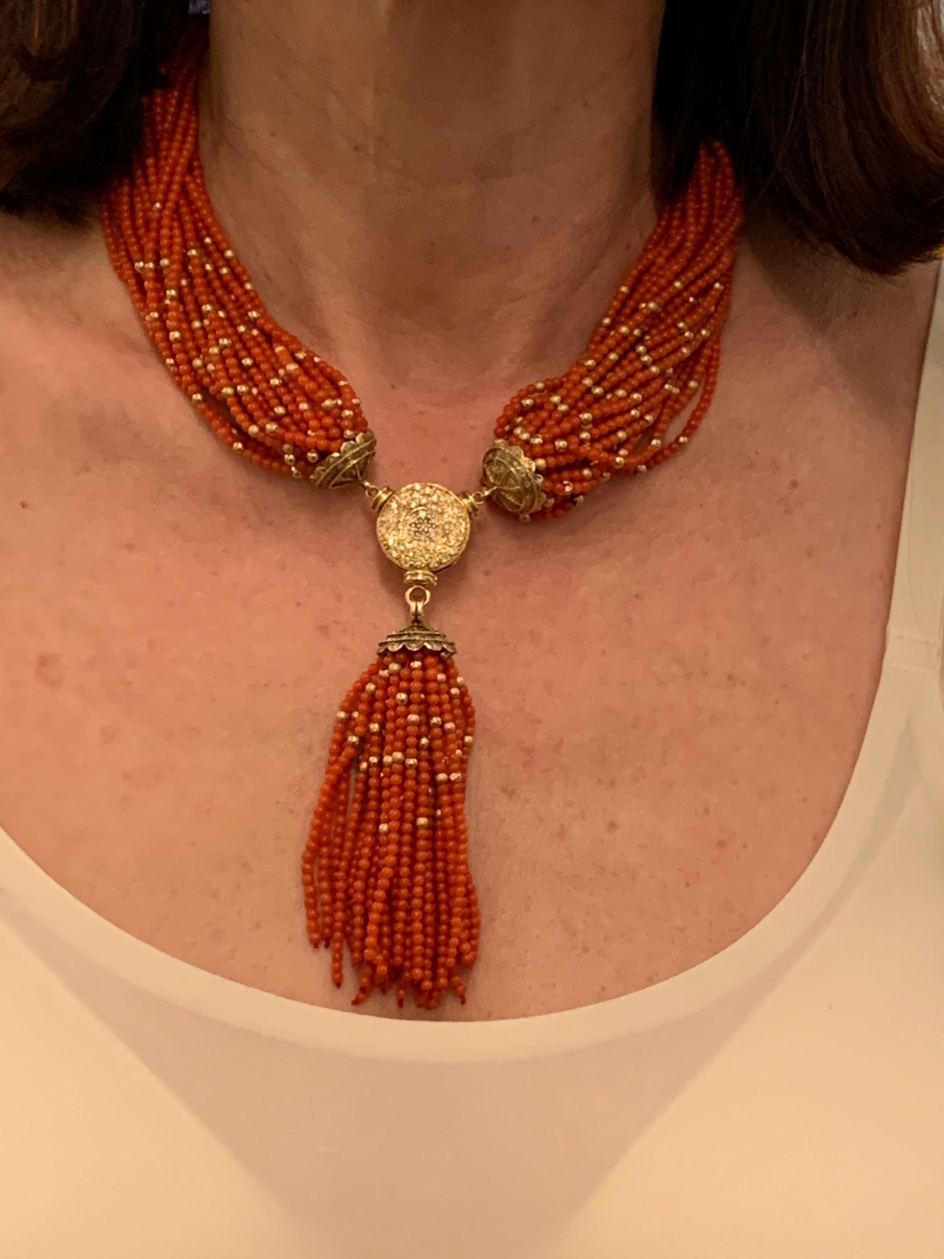 Halskette aus 18 Karat Gelbgold mit Korallenquasten-Torsade und Diamantverschluss im Angebot 4
